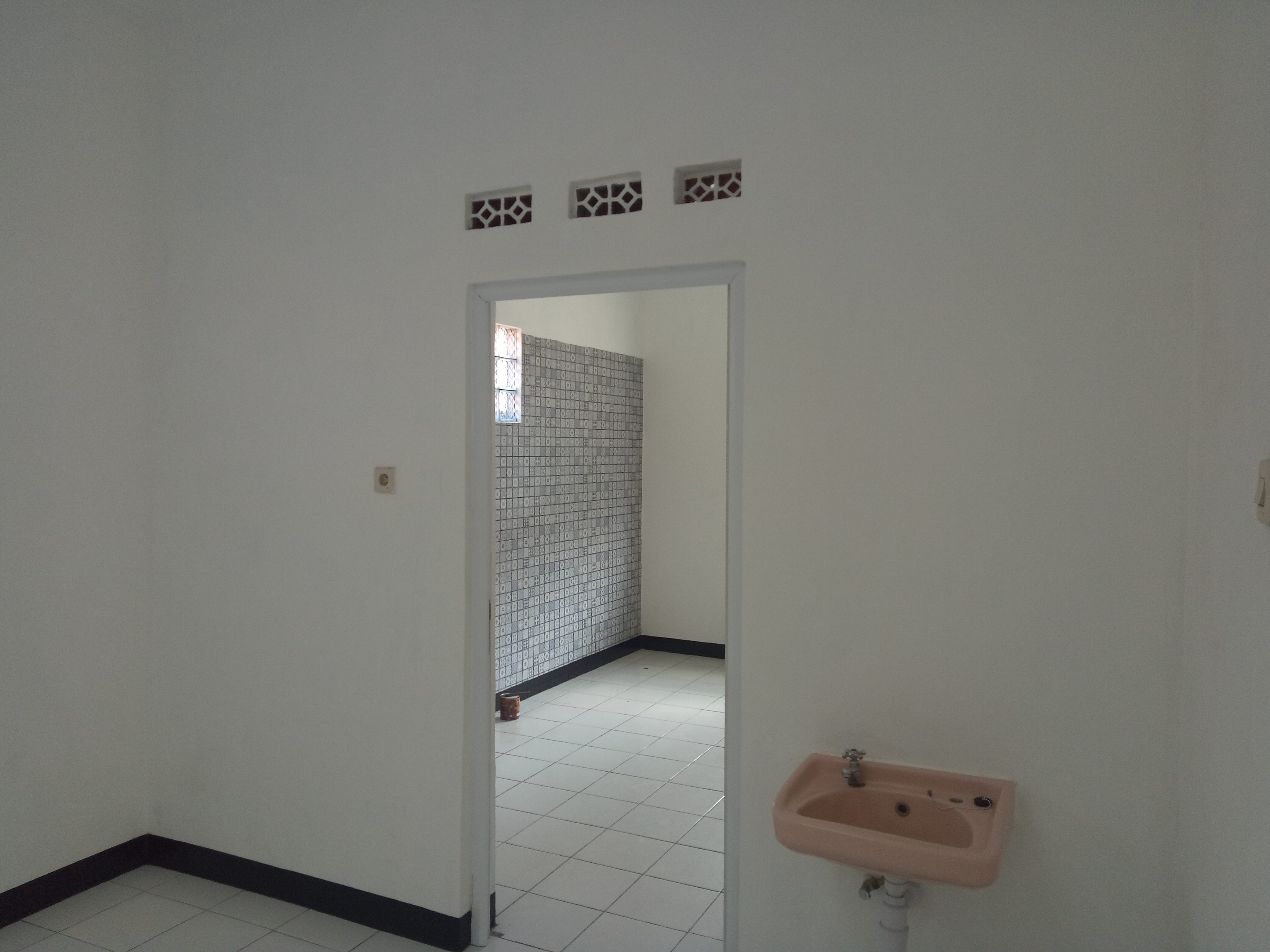 DIJUAL RUMAH MINIMALIS DEPAN TAMAN SEMI CLUSTER - Foto 4
