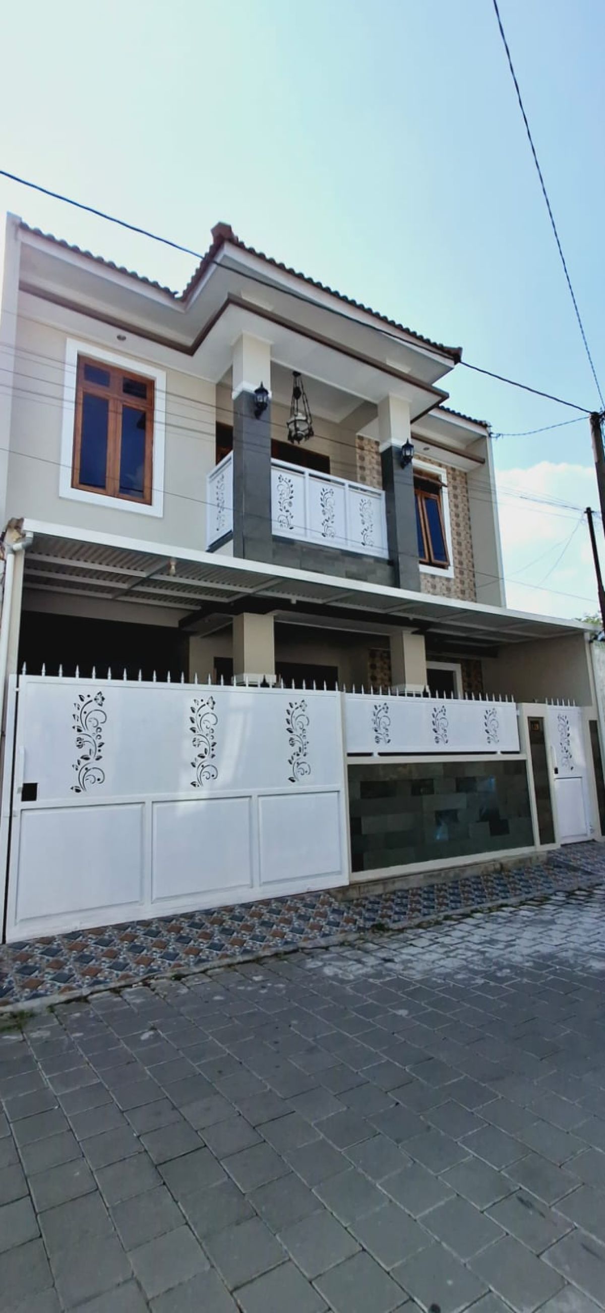 Rumah 2 lantai bagus siap huni di gentan Solo