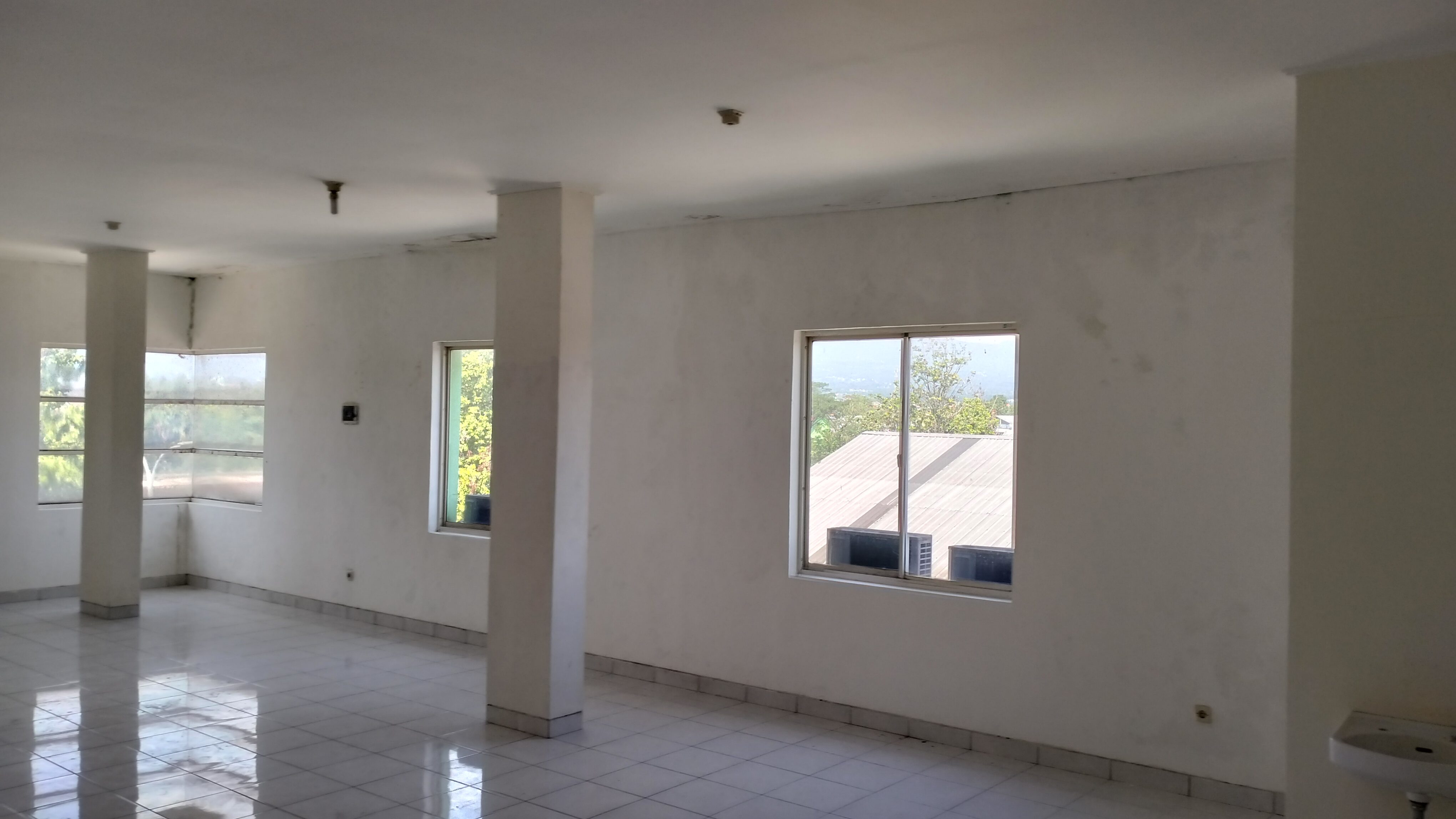 DISEWA RUKO TIGA SETENGAH LANTAI 6 X 13 METER JL. ABDULLAH BIN NUH BOGOR - Foto 4