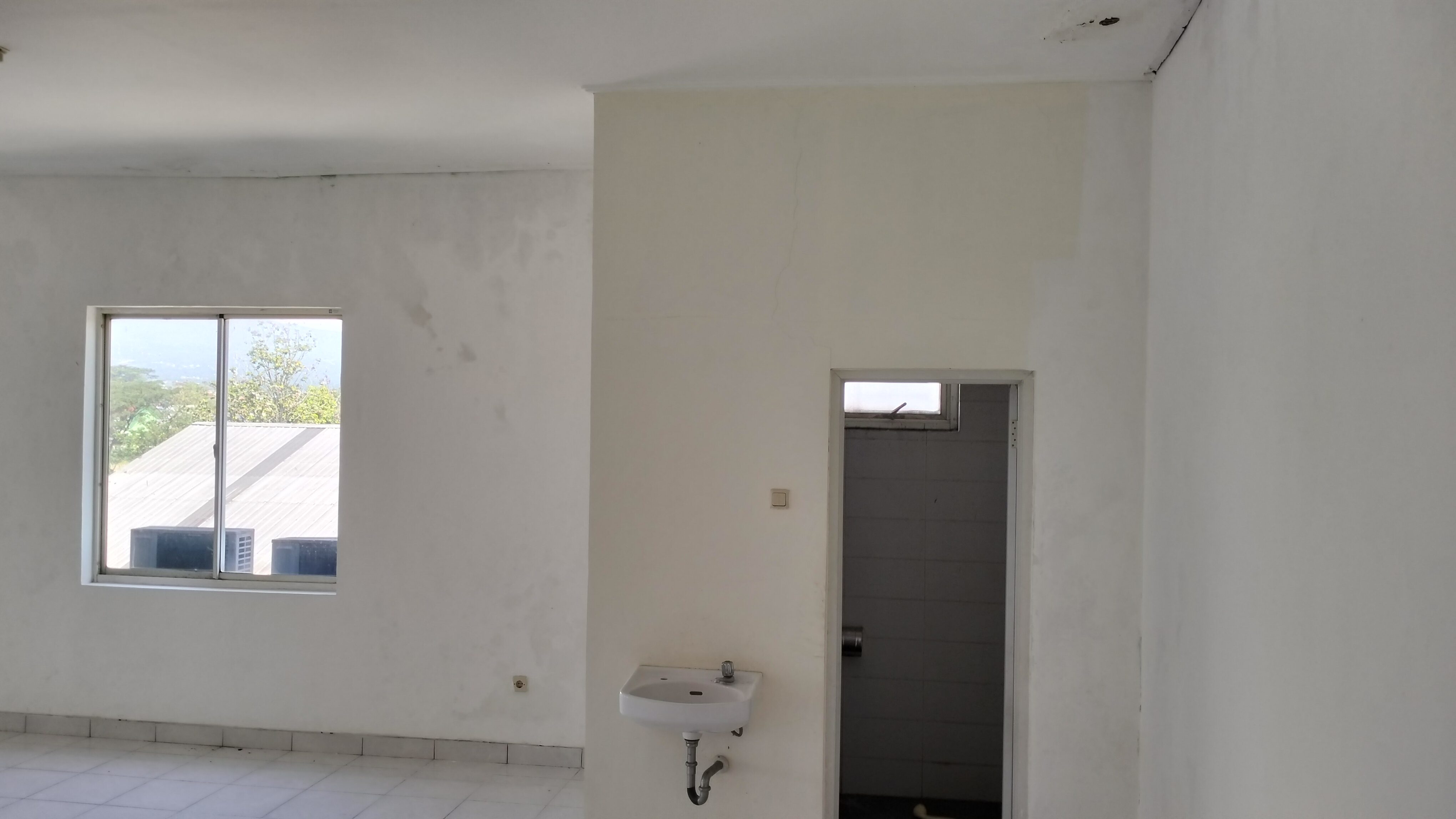 DISEWA RUKO TIGA SETENGAH LANTAI 6 X 13 METER JL. ABDULLAH BIN NUH BOGOR - Foto 5