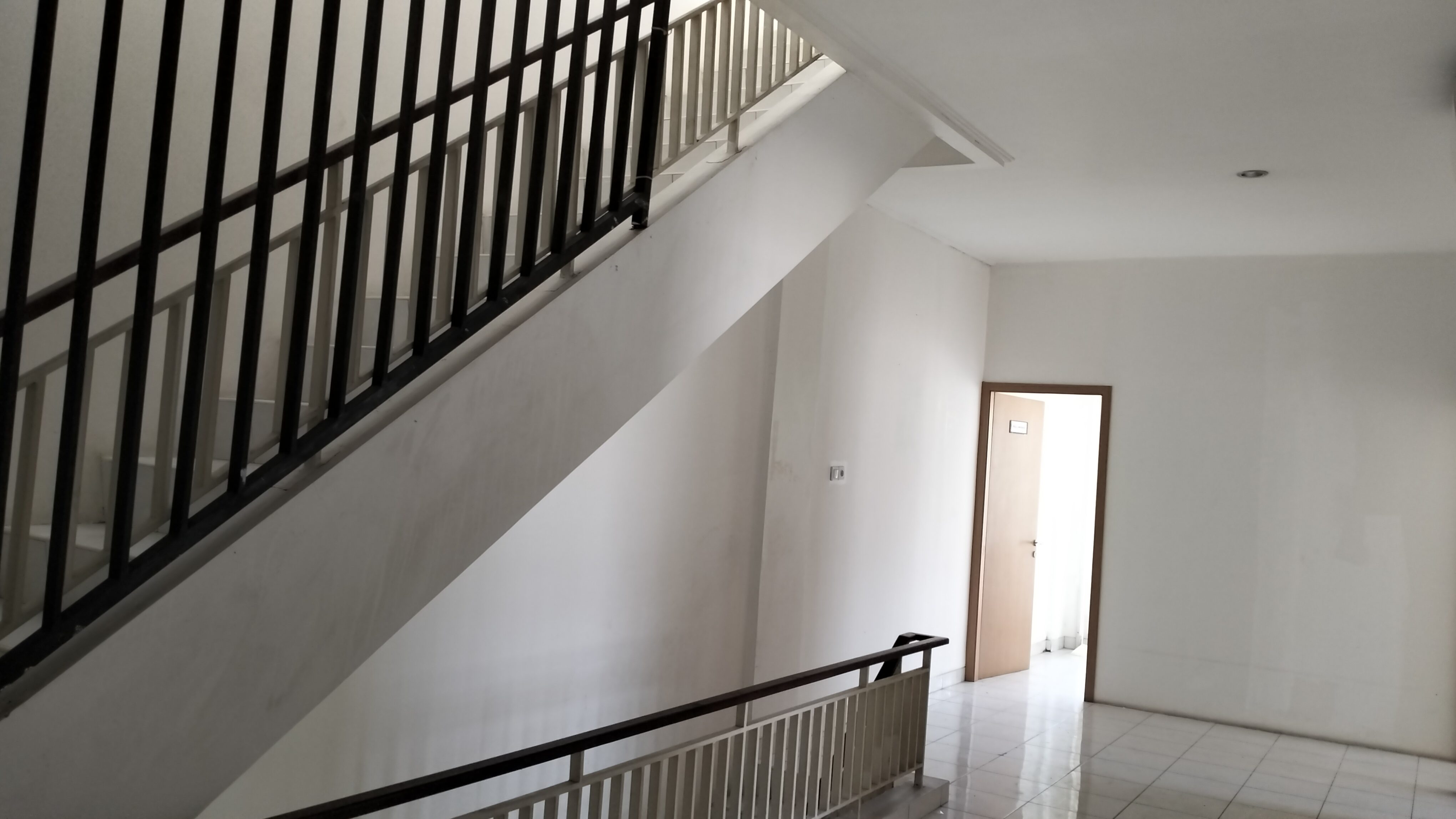 DISEWA RUKO TIGA SETENGAH LANTAI 6 X 13 METER JL. ABDULLAH BIN NUH BOGOR - Foto 10