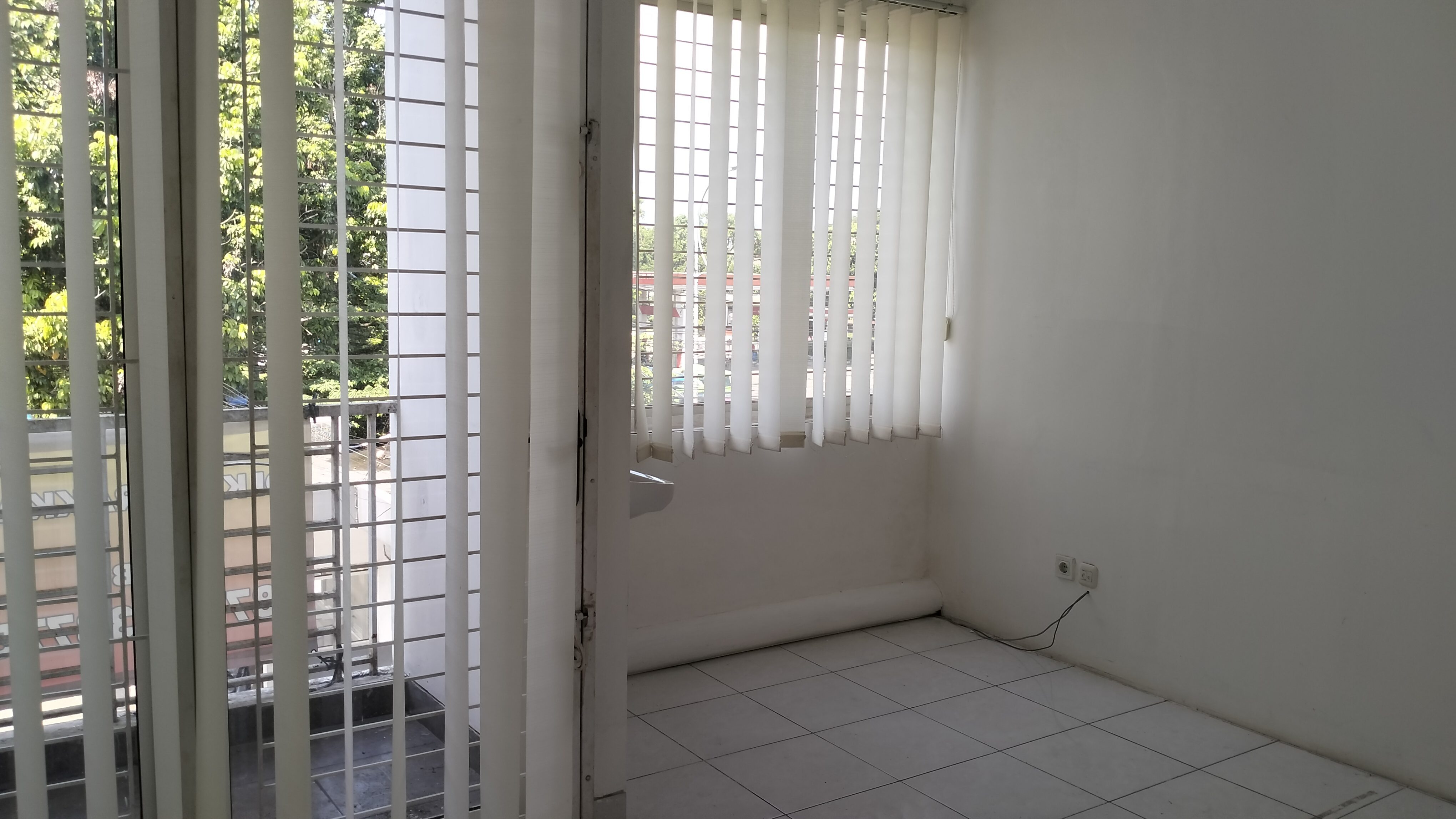 DISEWA RUKO TIGA SETENGAH LANTAI 6 X 13 METER JL. ABDULLAH BIN NUH BOGOR - Foto 15