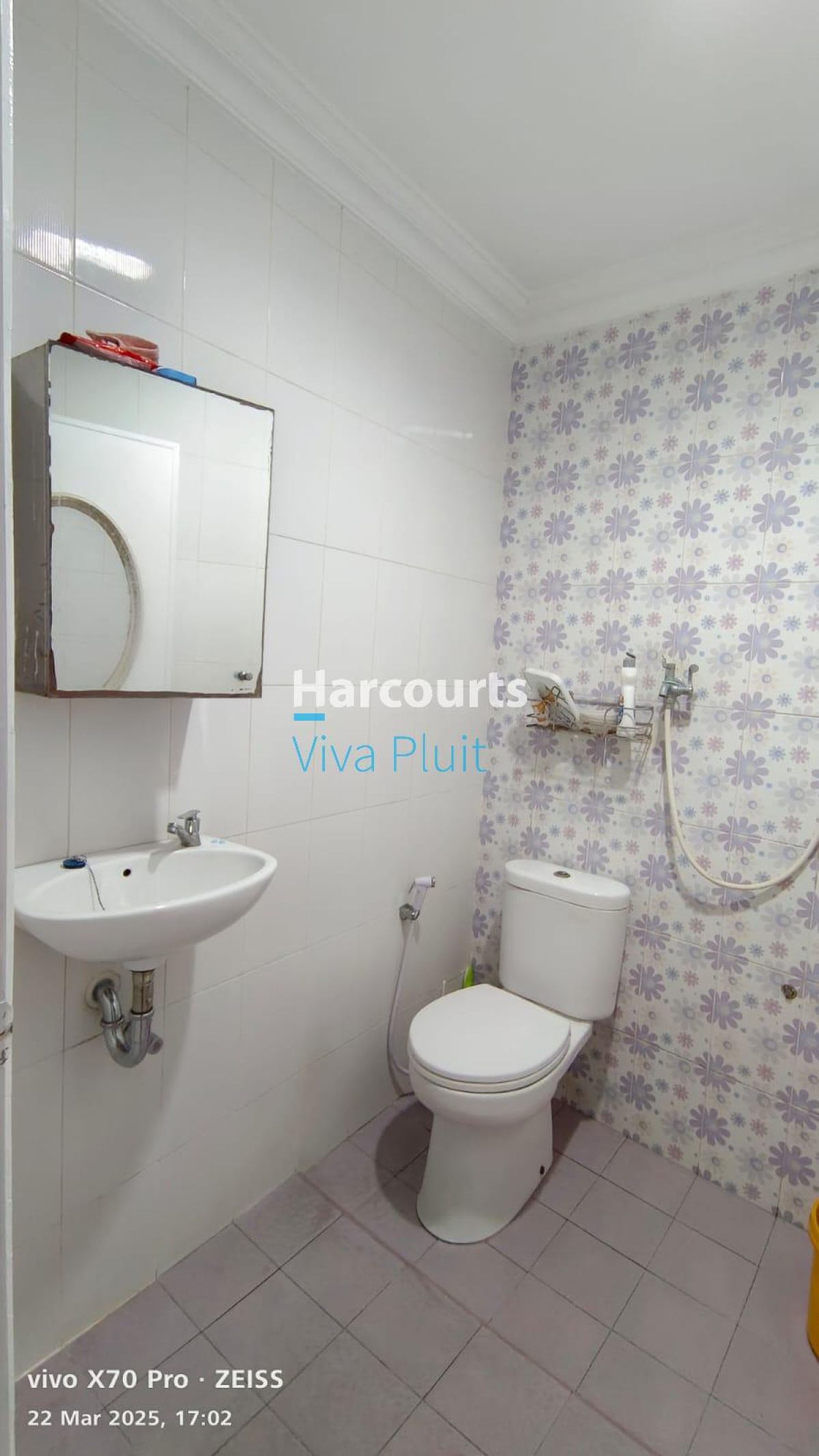 Turun Harga. Dijual Rumah 3 Lantai Di Dwi Warna, Semi Furnished. Harga Nego!! - Foto 9