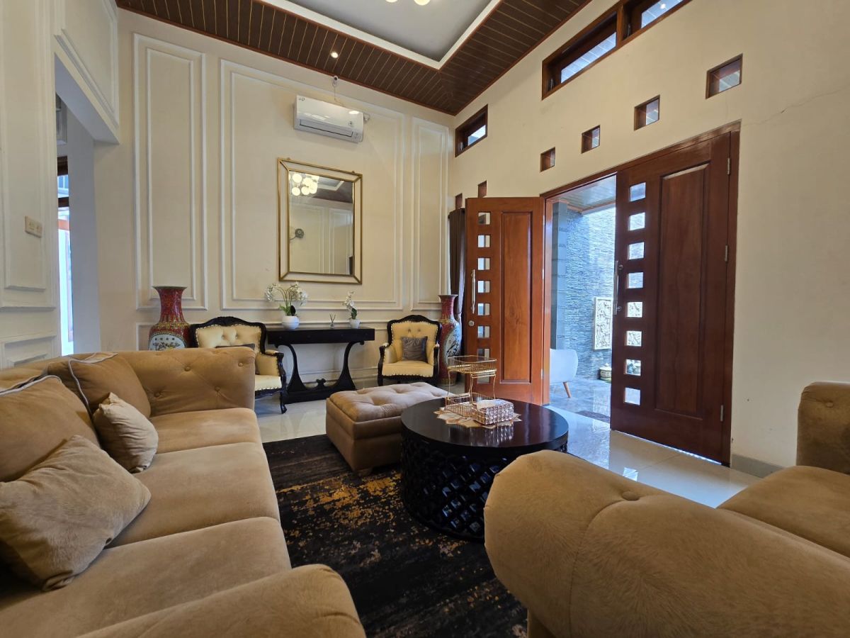 Rumah Mewah Full Furnish di Sumber Banjarsari Solo - Foto 10