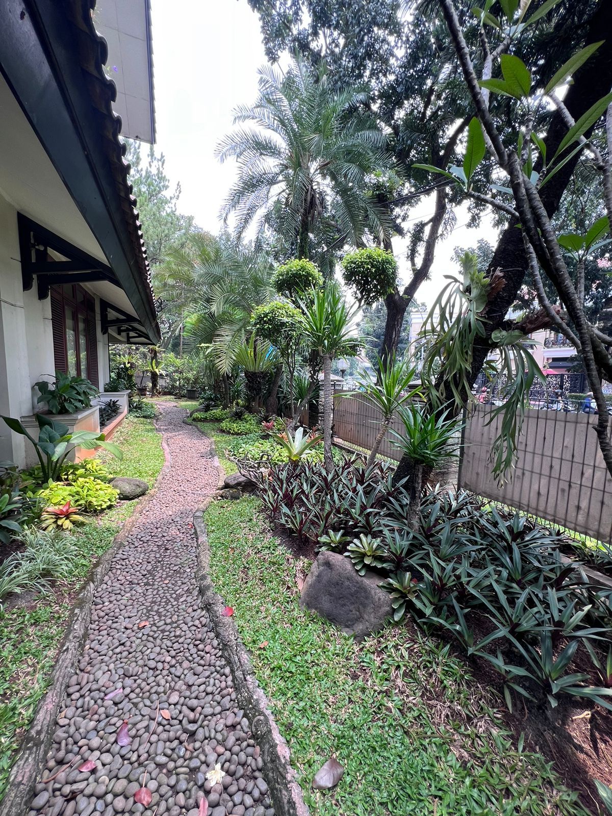 Dijual rumah murah hoek di pinggir jalan Bintaro Jaya Tangerang Selatan - Foto 4