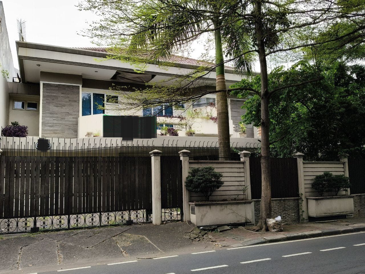 Jual Cepat Rumah ada kolam renang bangunan 2 lantai di Puri Indah Kembangan Jakarta Barat (AL)