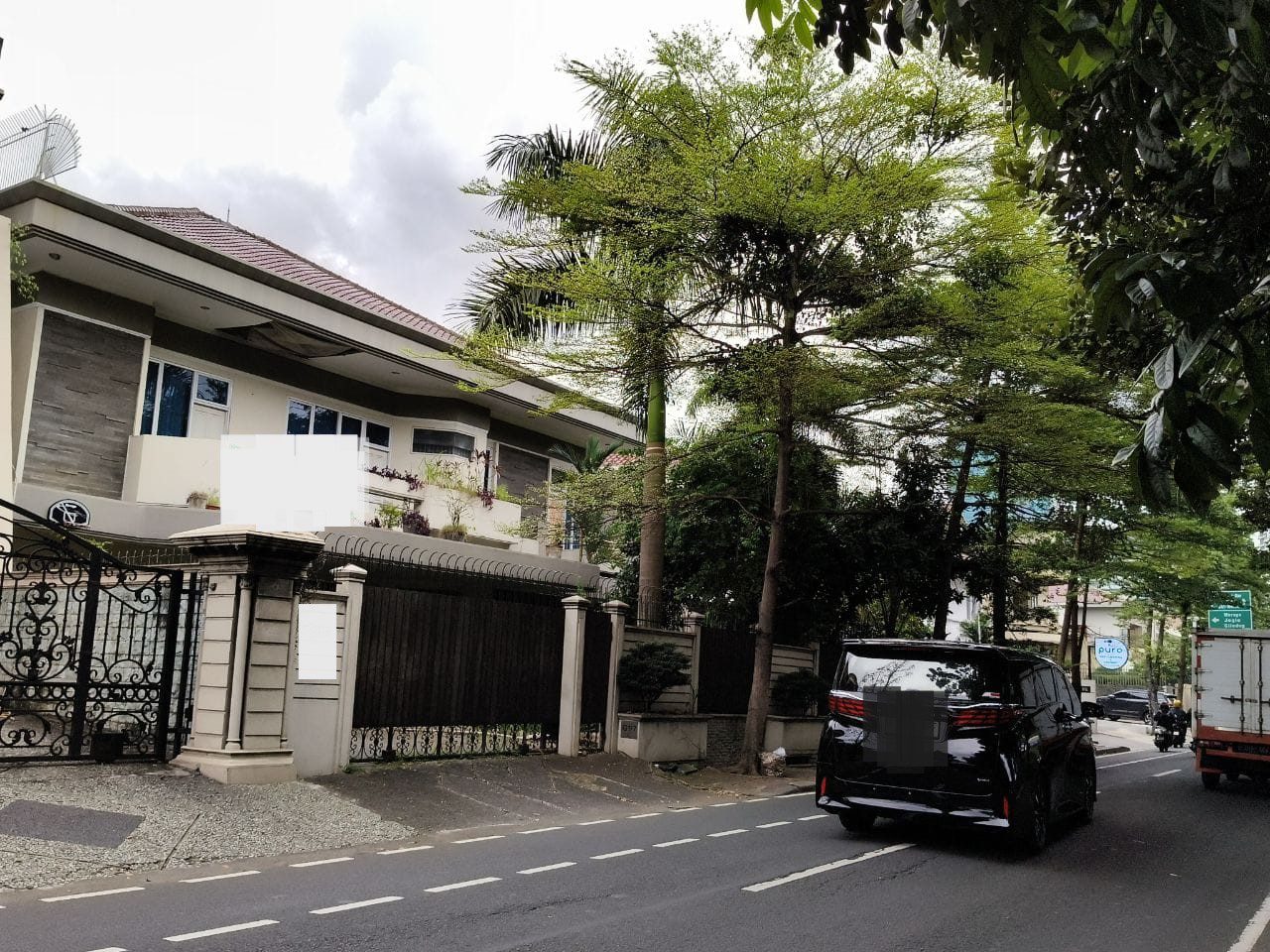 Jual Cepat Rumah ada kolam renang bangunan 2 lantai di Puri Indah Kembangan Jakarta Barat (AL) - Foto 2