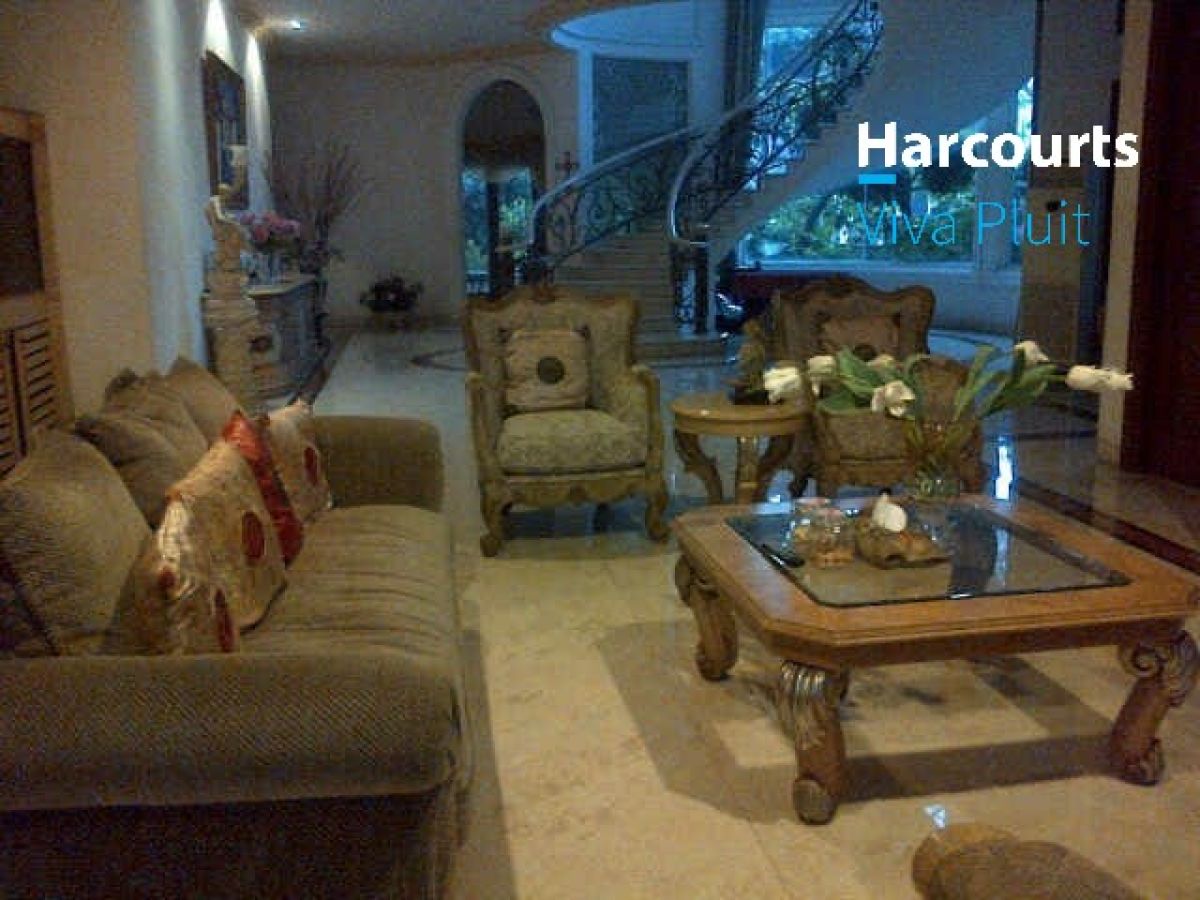 Dijual Rumah 3,5 Lantai di Pantai Mutiara. Harga Nego!
