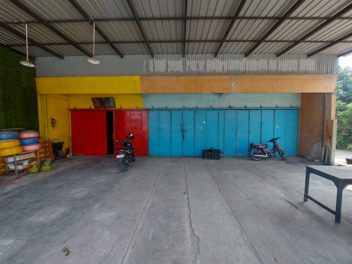 Rumah 2 Lantai Bonus Ruko di Jalan Raya Sragen Solo