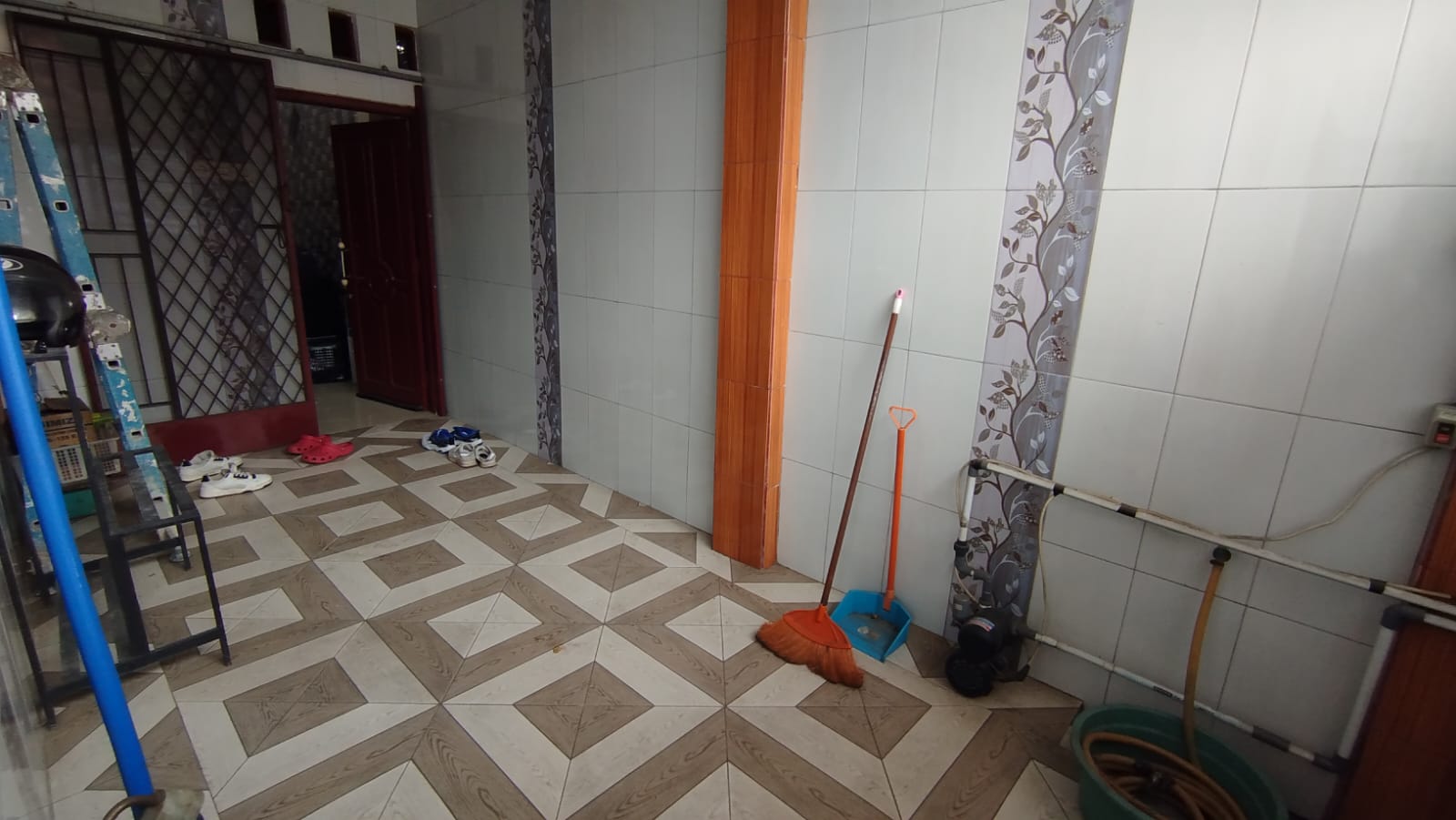Rumah minimalis 2 lantai siap huni berlokasi di gembor tangerang - Foto 16
