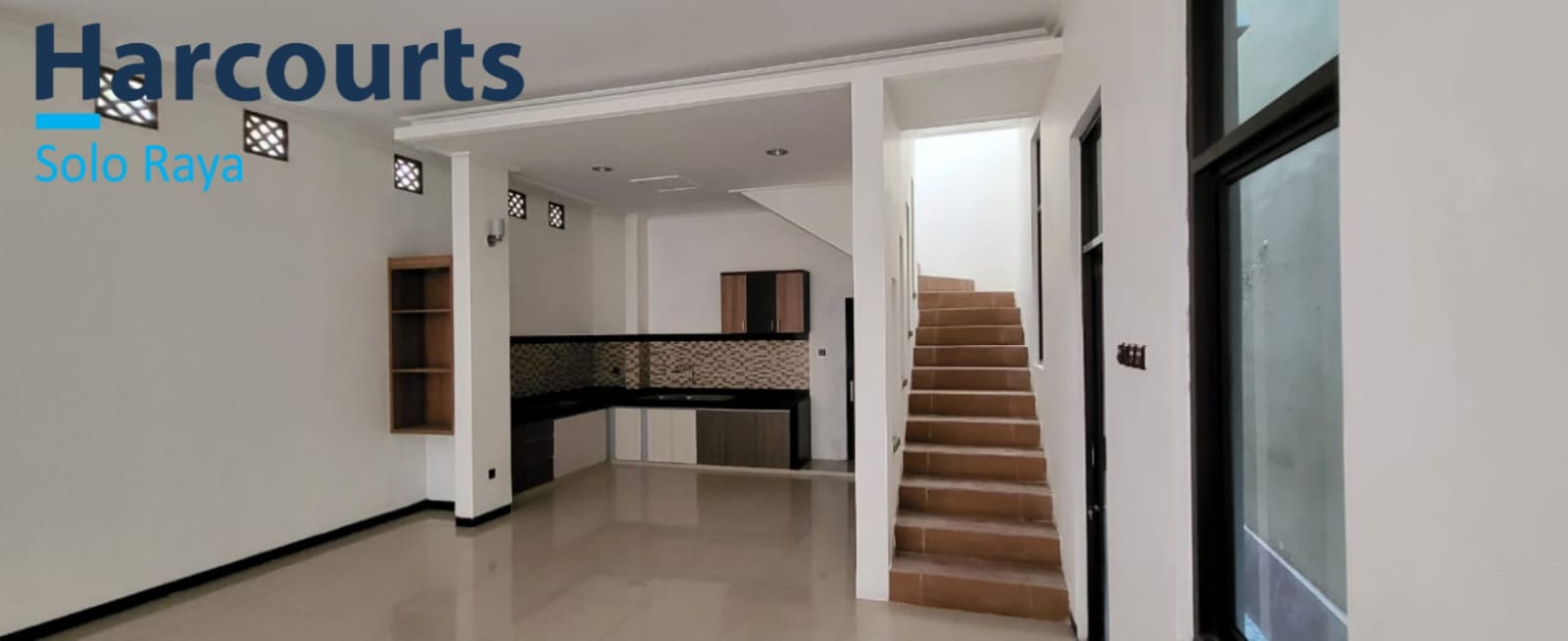 Rumah Cantik 2 Lantai Siap Huni, Lokasi Strategis di Pusat Kota - Foto 5