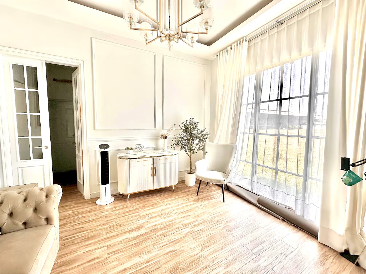 Dijual Cepat! Rumah Mewah Style American Modern Semi Furnish Dekat Palur Plaza &amp; Kampus