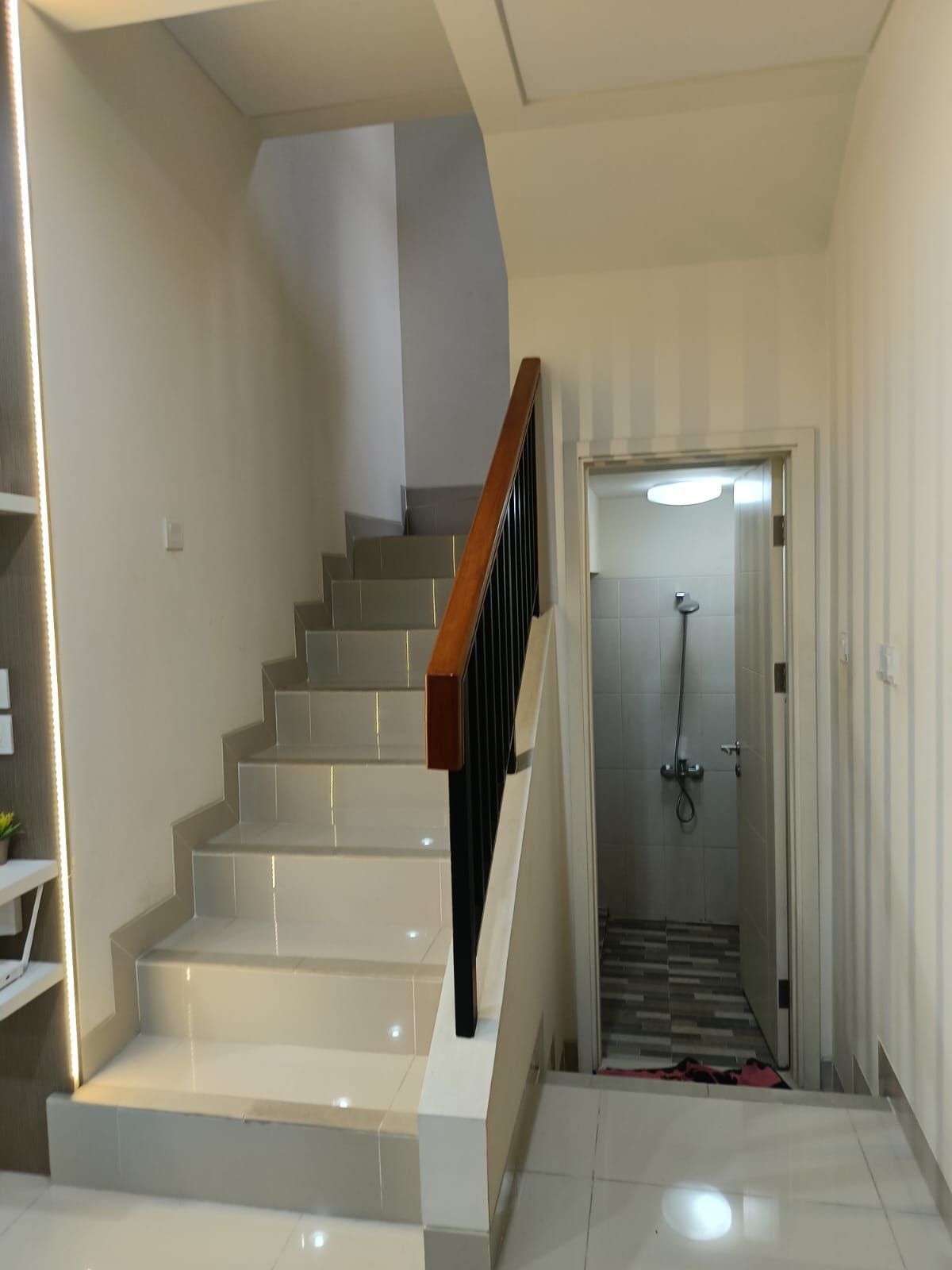 Dijual Rumah Mewah Siap Huni di Cluster Thomson, Gading Serpong – Akses Tol & Fasilitas Lengkap - Foto 3