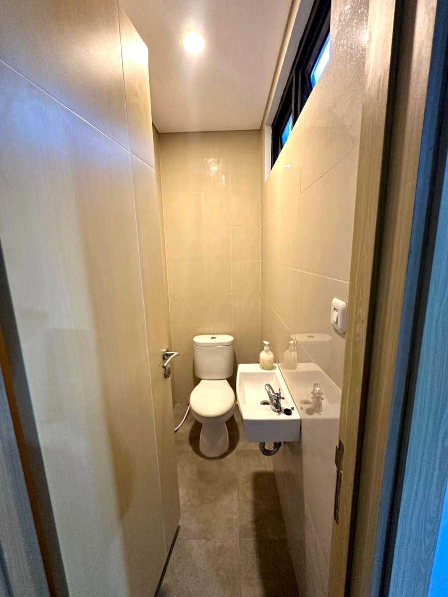 Disewakan Rumah Bagus Minimalis 2 Lantai ( Full Furnished ), Lokasi : Cluster di Colomadu - Foto 5