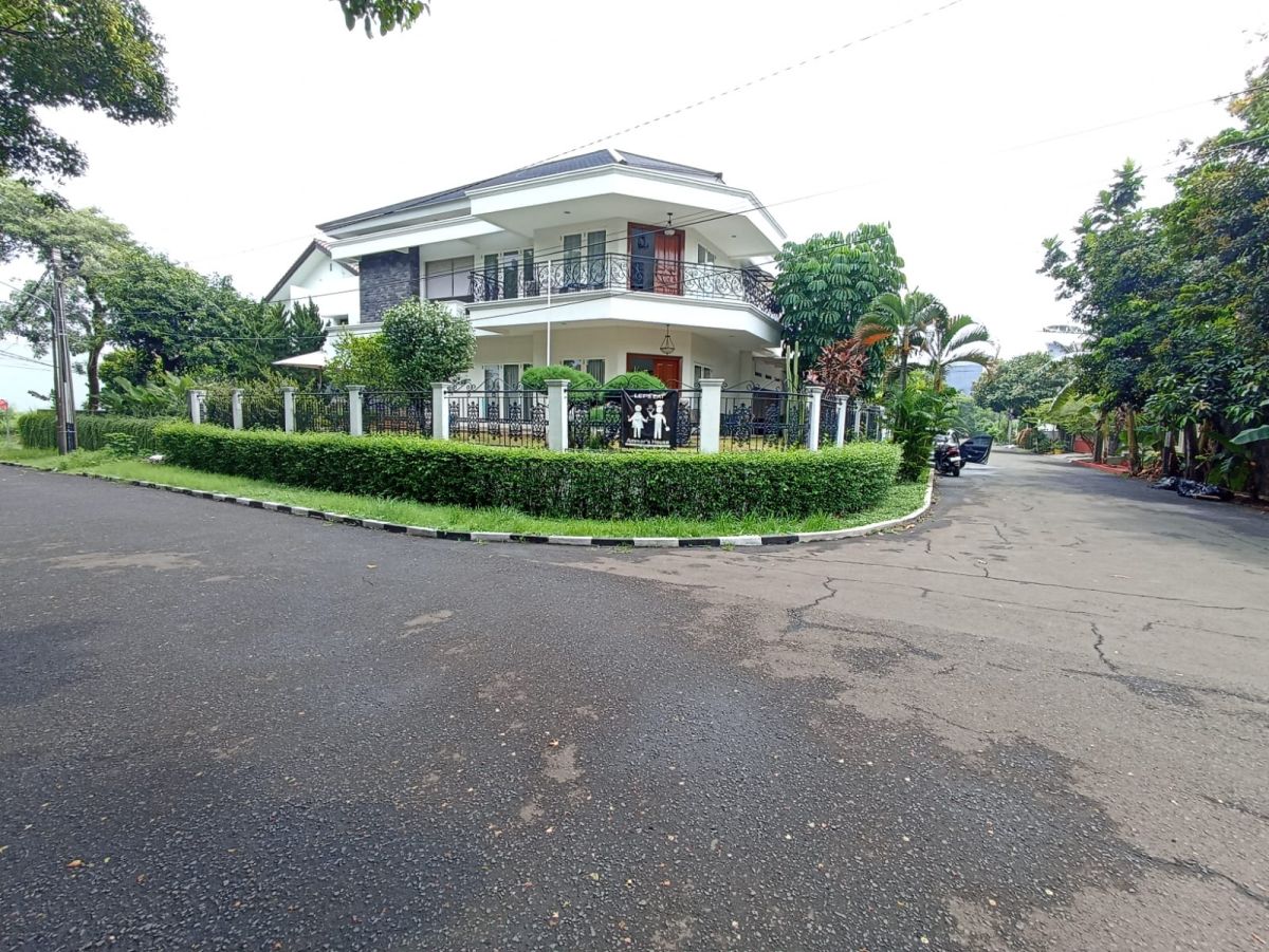 JUAL CEPAT, TURUN HARGA, RUMAH HOEK CANTIK 2 LANTAI, LT 360 M2, BUKIT CINERE INDAH, DEPOK - Foto 2