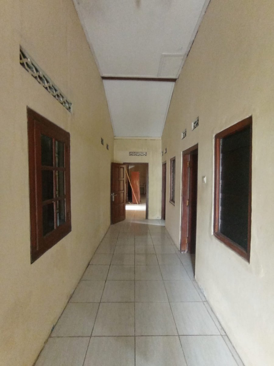Disewakan Rumah Lama Strategis Siap Pakai di Joglo Banjarsari Solo - Foto 2