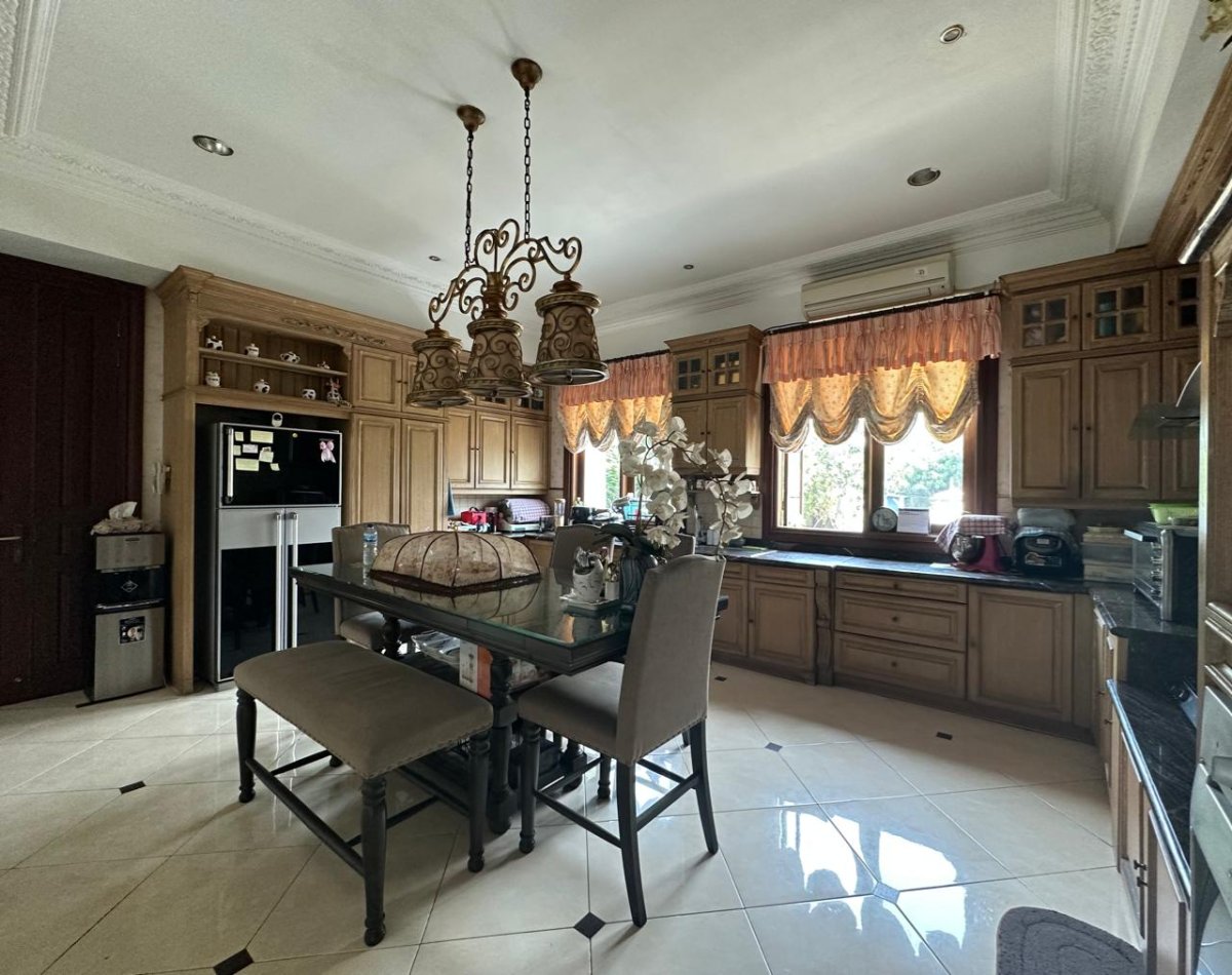 Dijual Rumah Semi furnished Lokasi Villa Gading Indah - Foto 4