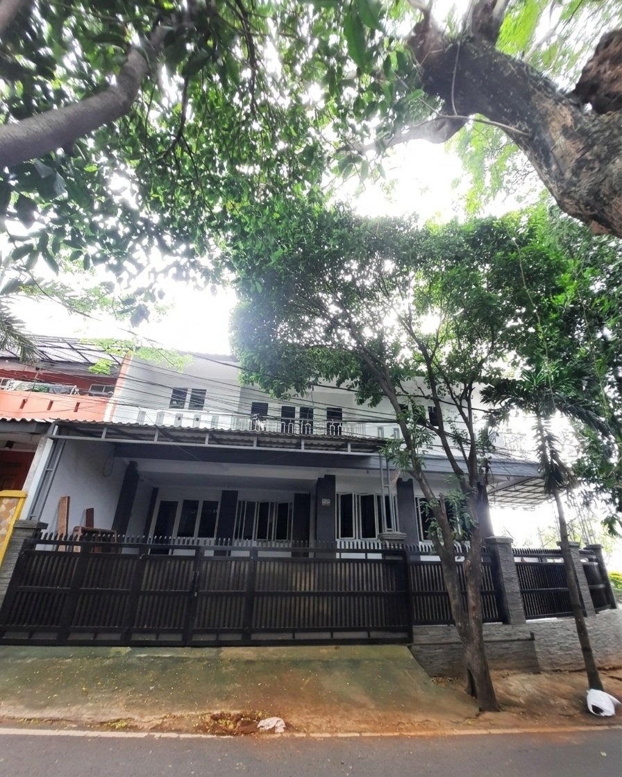 SEWA RUMAH 2 LANTAI 135 JUTA/TAHUN BEBAS BANJIR CONDET JAKARTA TIMUR