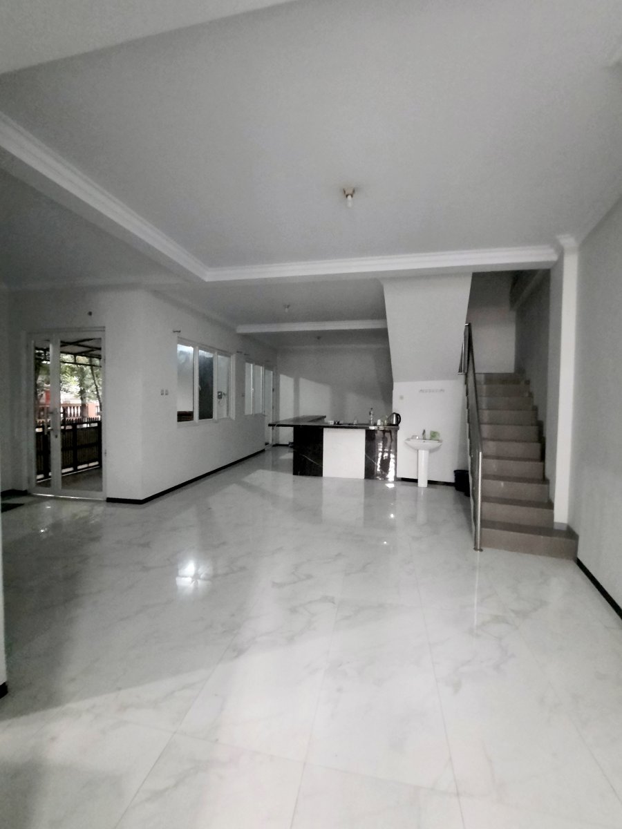 SEWA RUMAH 2 LANTAI 135 JUTA/TAHUN BEBAS BANJIR CONDET JAKARTA TIMUR - Foto 9