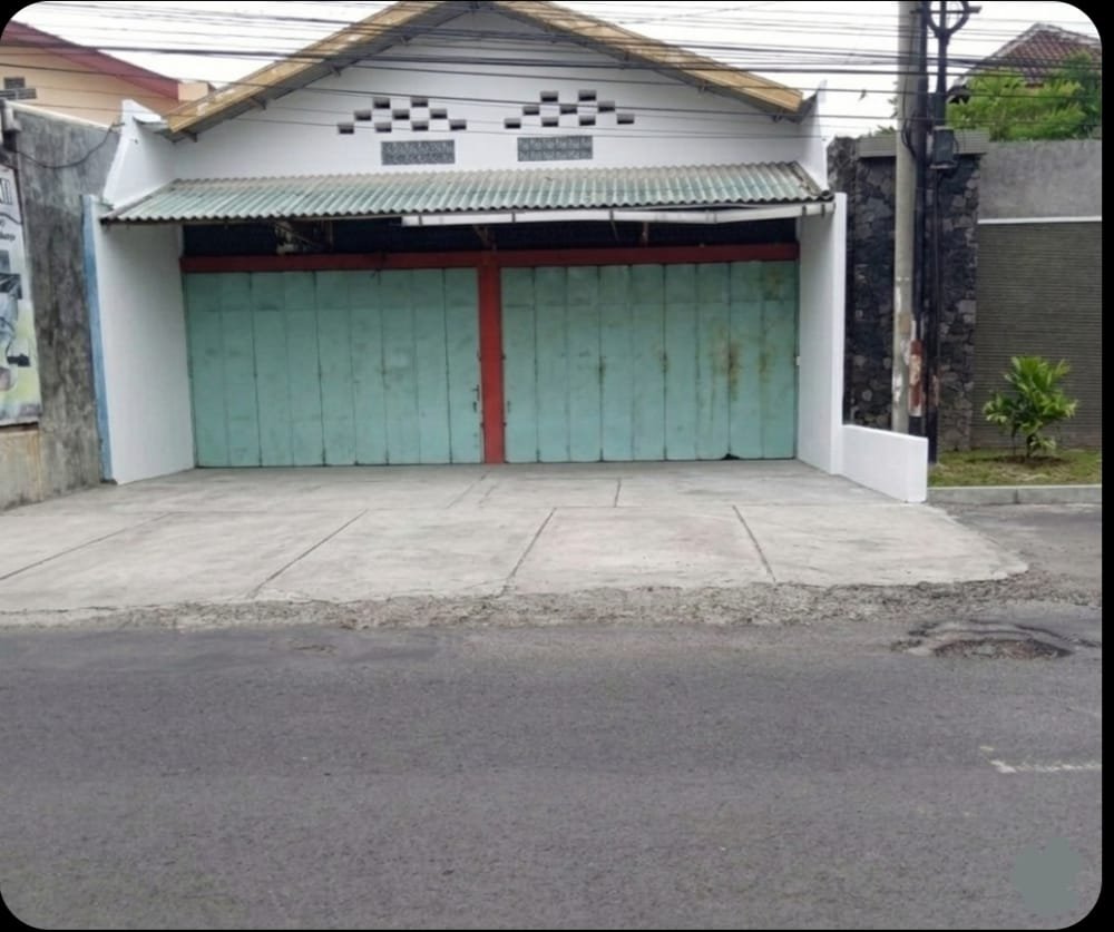 Gudang Sekaligus Tempat Tinggal Di Pinggir Jalan Raya Utama Di Gentan, Solo