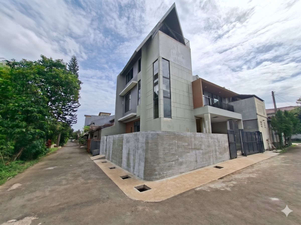 JUAL CEPAT, TURUN HARGA LAGI, RUMAH HOEK 3 LANTAI, LT 140 M2, MODERN MINIMALIS, CINERE ESTATE, DEPOK