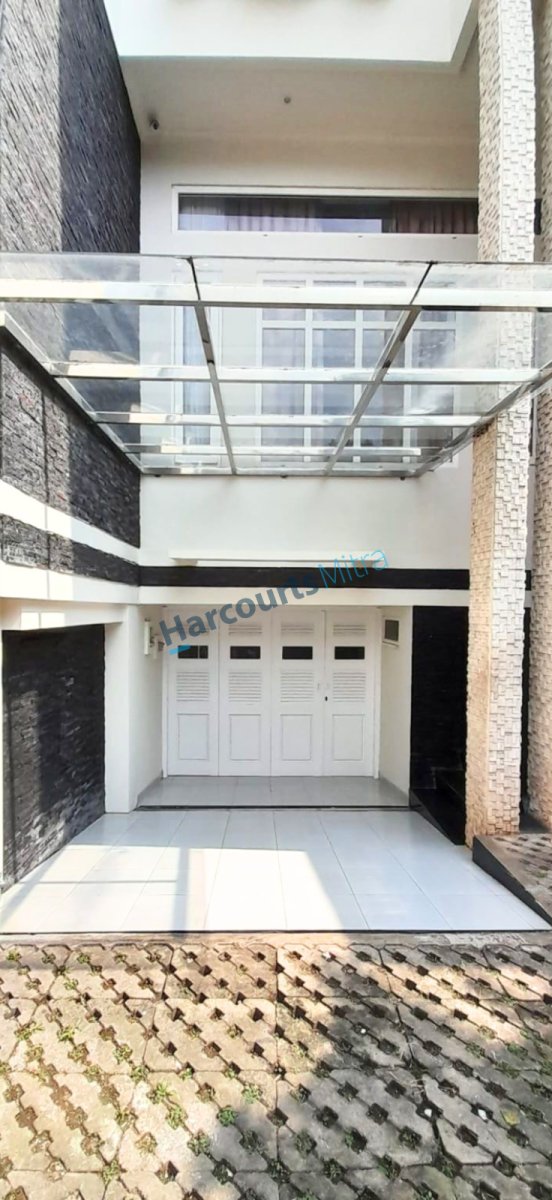 JUAL RUMAH MEWAH BAGUS TERAWAT HARGA TERJANGKAU ADA BASEMENT BEBAS BANJIR - Foto 2