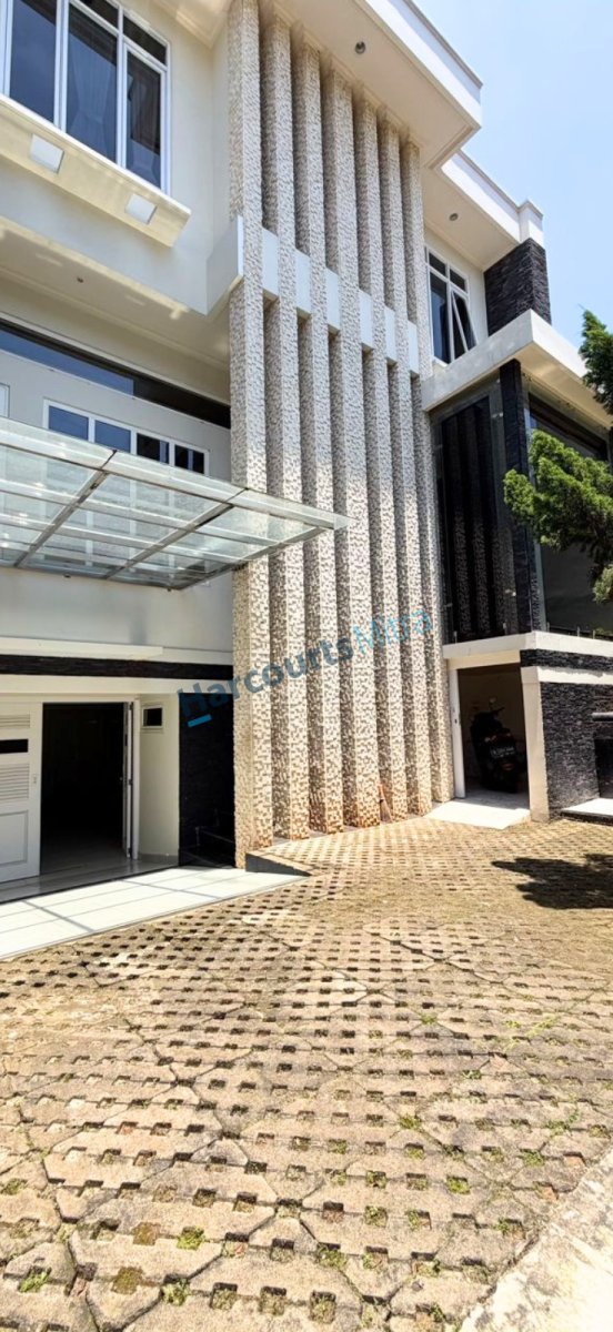 JUAL RUMAH MEWAH BAGUS TERAWAT HARGA TERJANGKAU ADA BASEMENT BEBAS BANJIR - Foto 7