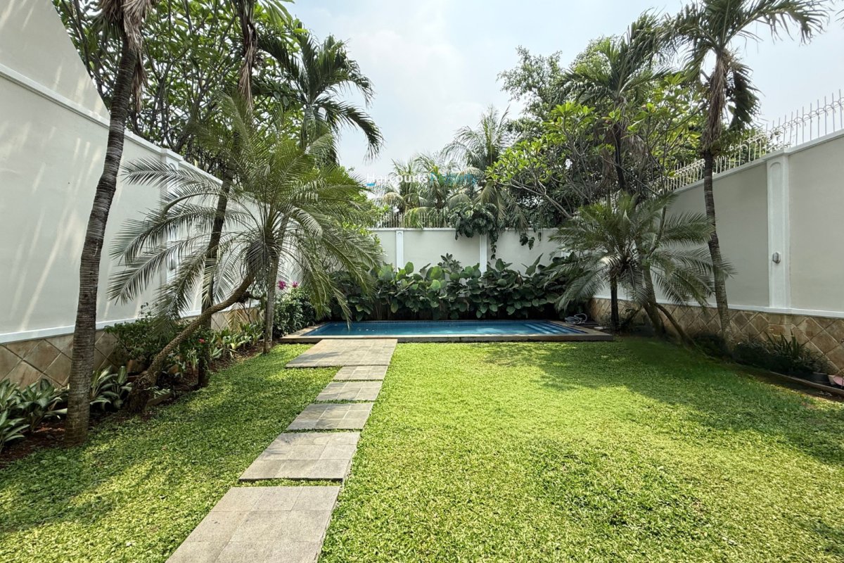 Disewakan Rumah Mediteranean  Modern Lingkungan Tenang Lokasi Strategis di Kemang - Foto 2