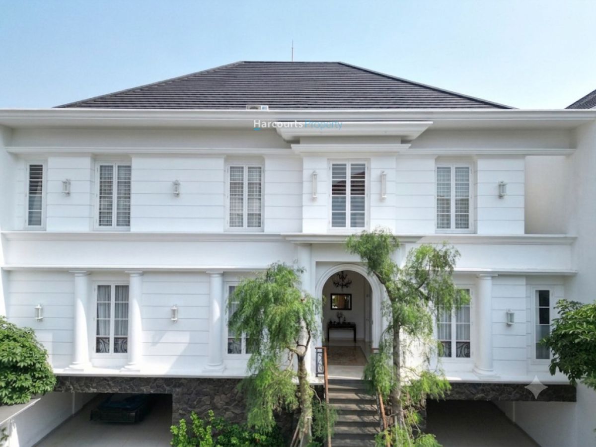 Dijual Rumah Brand New Berkonsep American Classic Full Furnished di Kemang