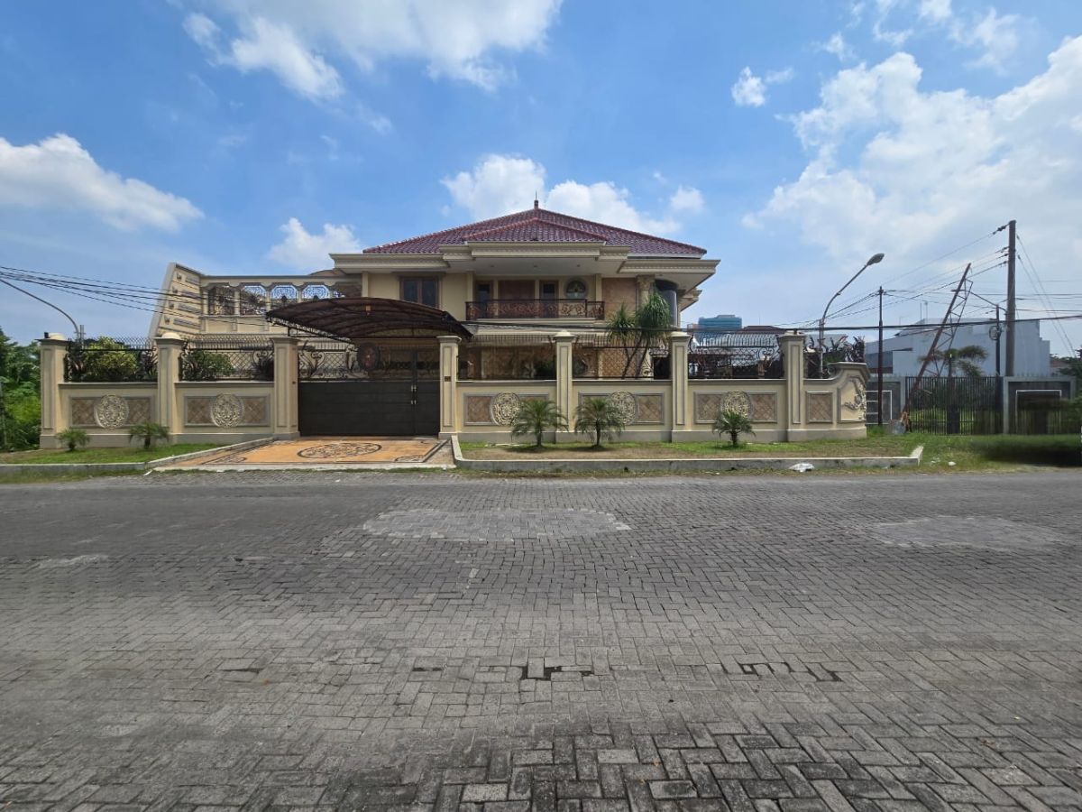Rumah mewah di Lokasi Solo Baru Sektor 1 dekat pakuwon mall dan the park mall
