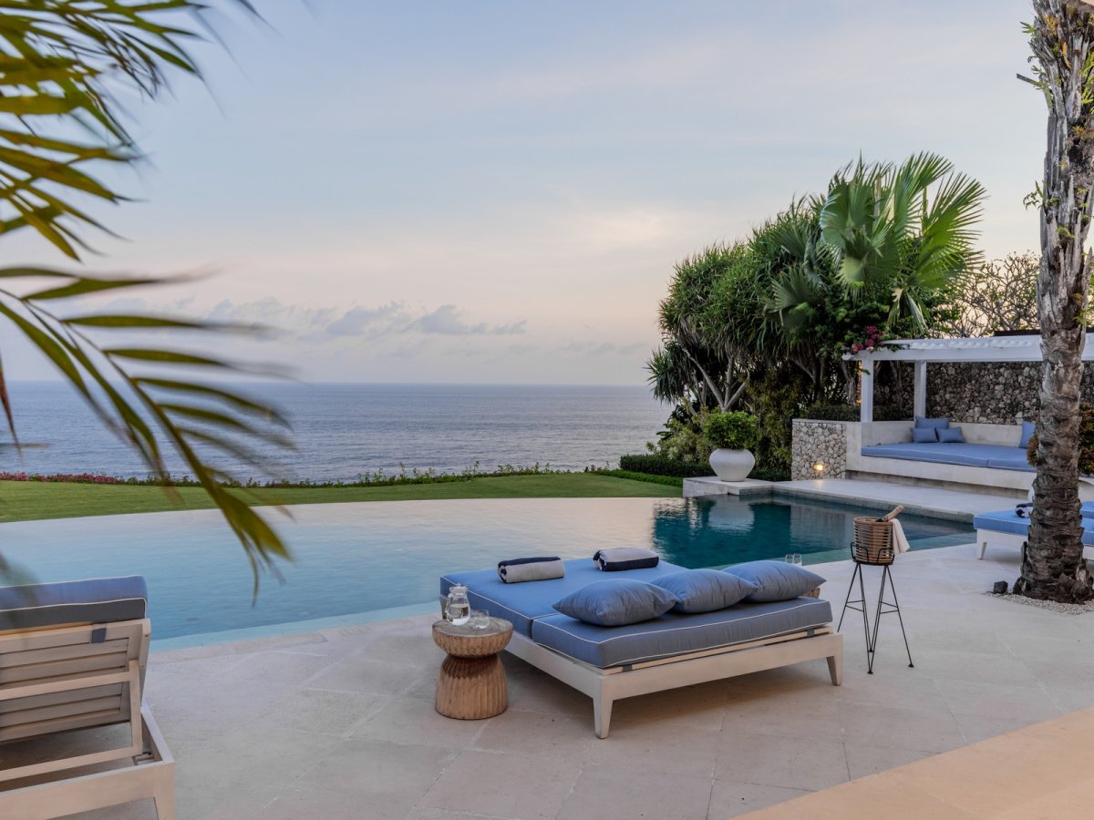 Stunning Cliff Front Villa with Expansive Ocean Views