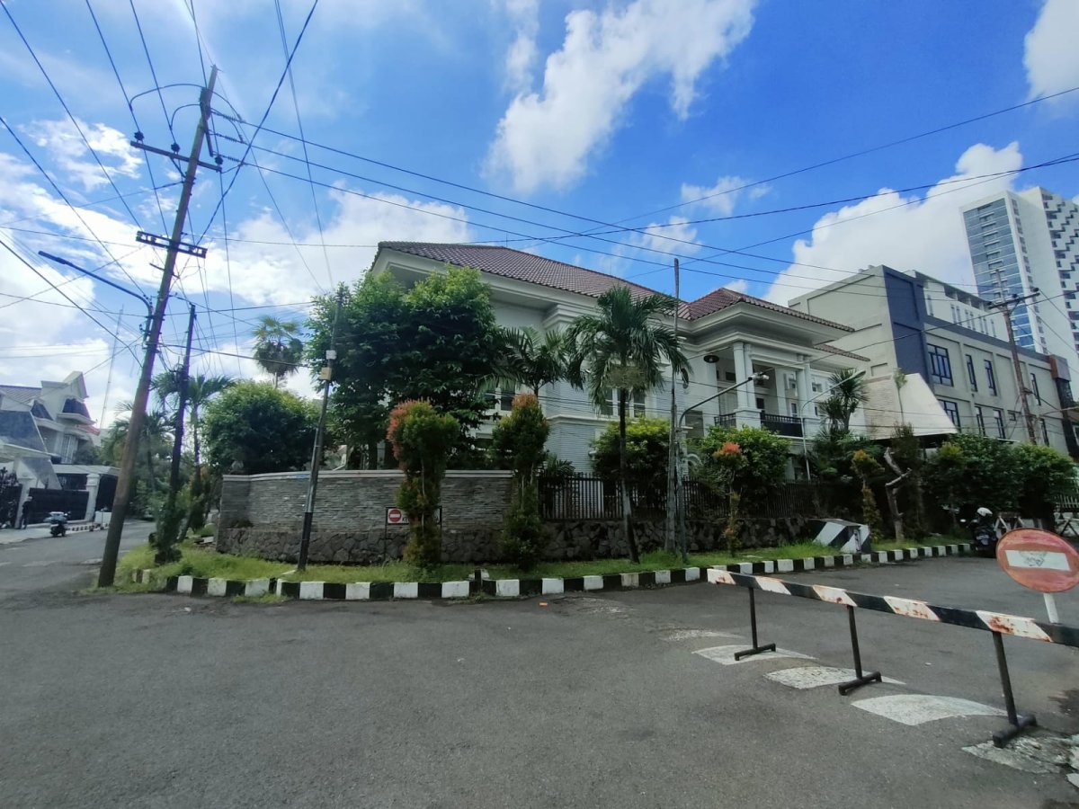 Dijual rumah di Jl. Manyar Kertoarjo - Surabaya