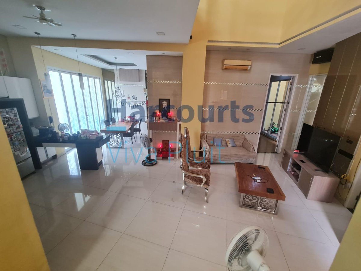 Dijual! Rumah Hook 3,5 Lantai – Malibu City Resort, Cengkareng