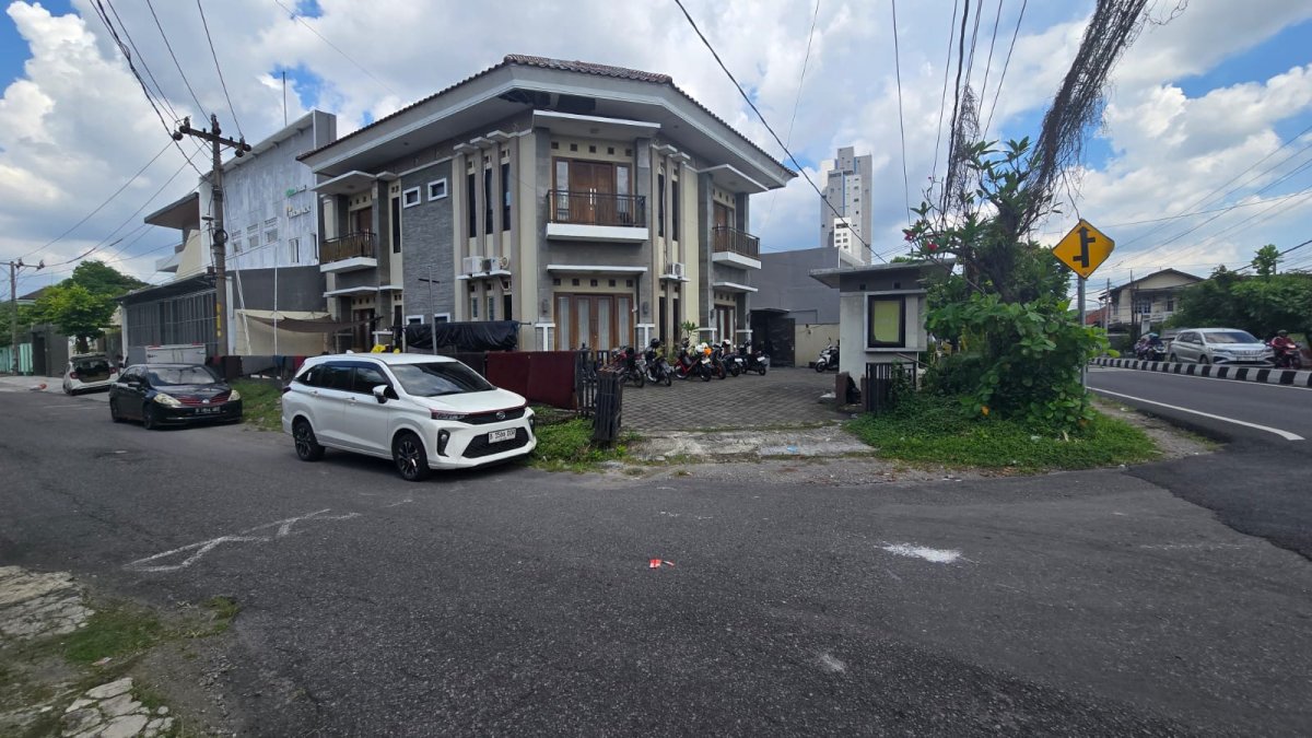 Ruko strategis siap pakai di tengah kota Solo di Jajar, dekat dengan Manahan Solo - Foto 2