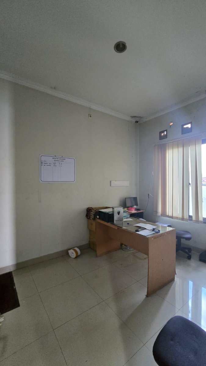 Ruko strategis siap pakai di tengah kota Solo di Jajar, dekat dengan Manahan Solo - Foto 10
