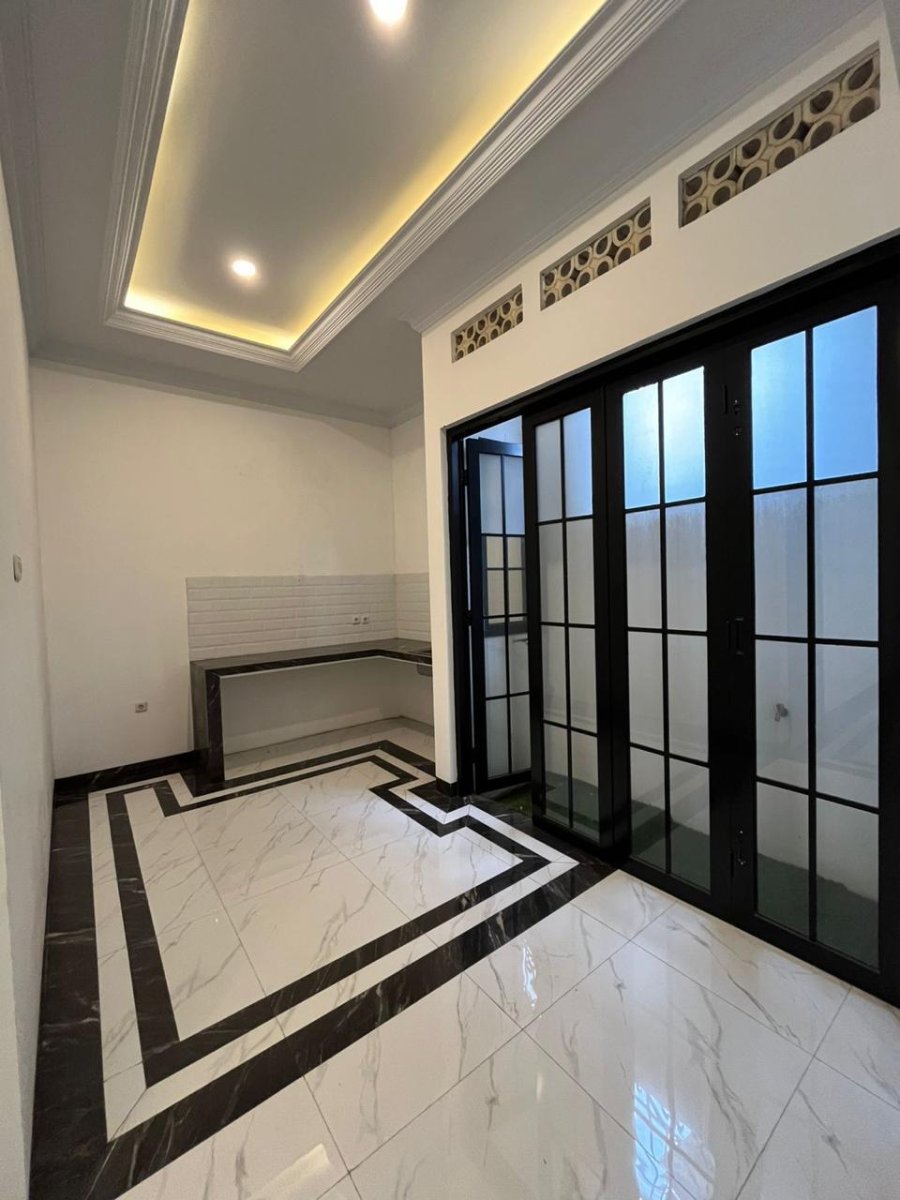 Dijual rumah cantik 2,5 lantai di M kahfi Jagakarsa Jakarta Selatan - Foto 2