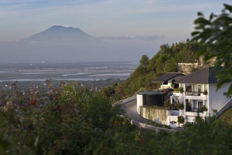 Exceptional Cliff Villa with 270° Unobstructed Views