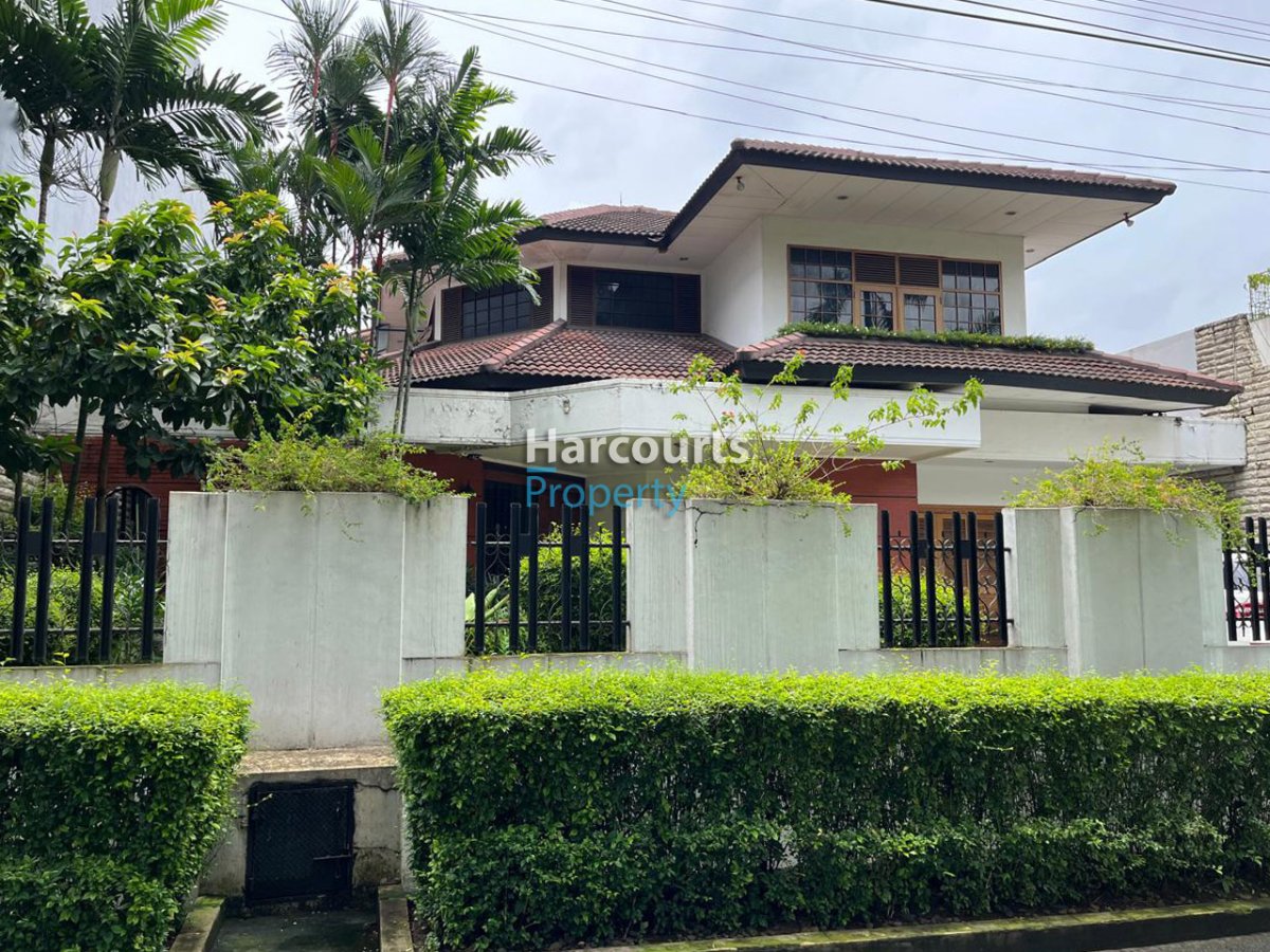 Dijual Rumah Hunian Klasik Bagus dan Terawat Lokasi Strategis di Permata Hijau - Foto 2