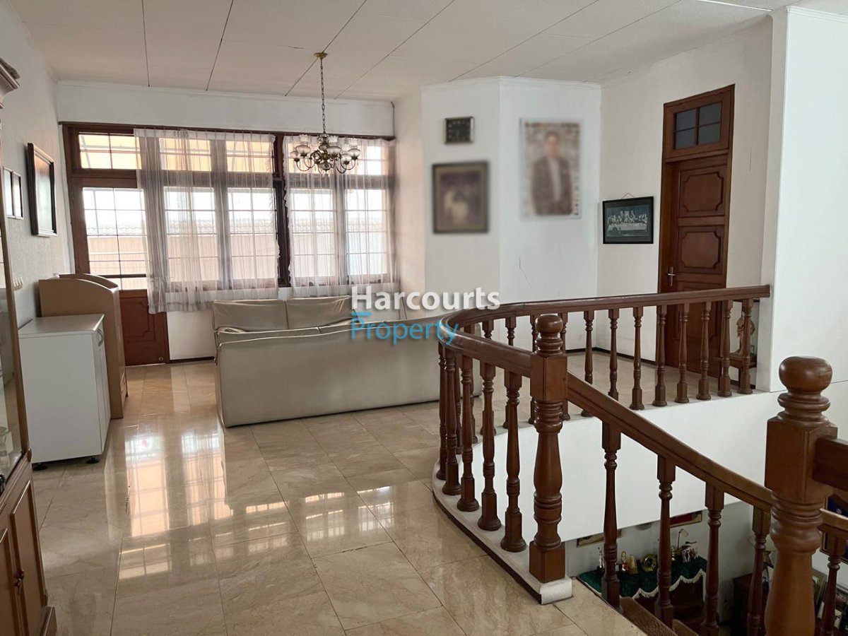 Dijual Rumah Hunian Klasik Bagus dan Terawat Lokasi Strategis di Permata Hijau - Foto 4
