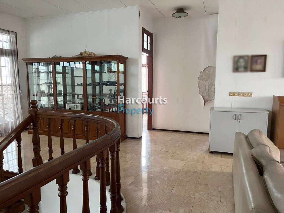 Dijual Rumah Hunian Klasik Bagus dan Terawat Lokasi Strategis di Permata Hijau - Foto 8