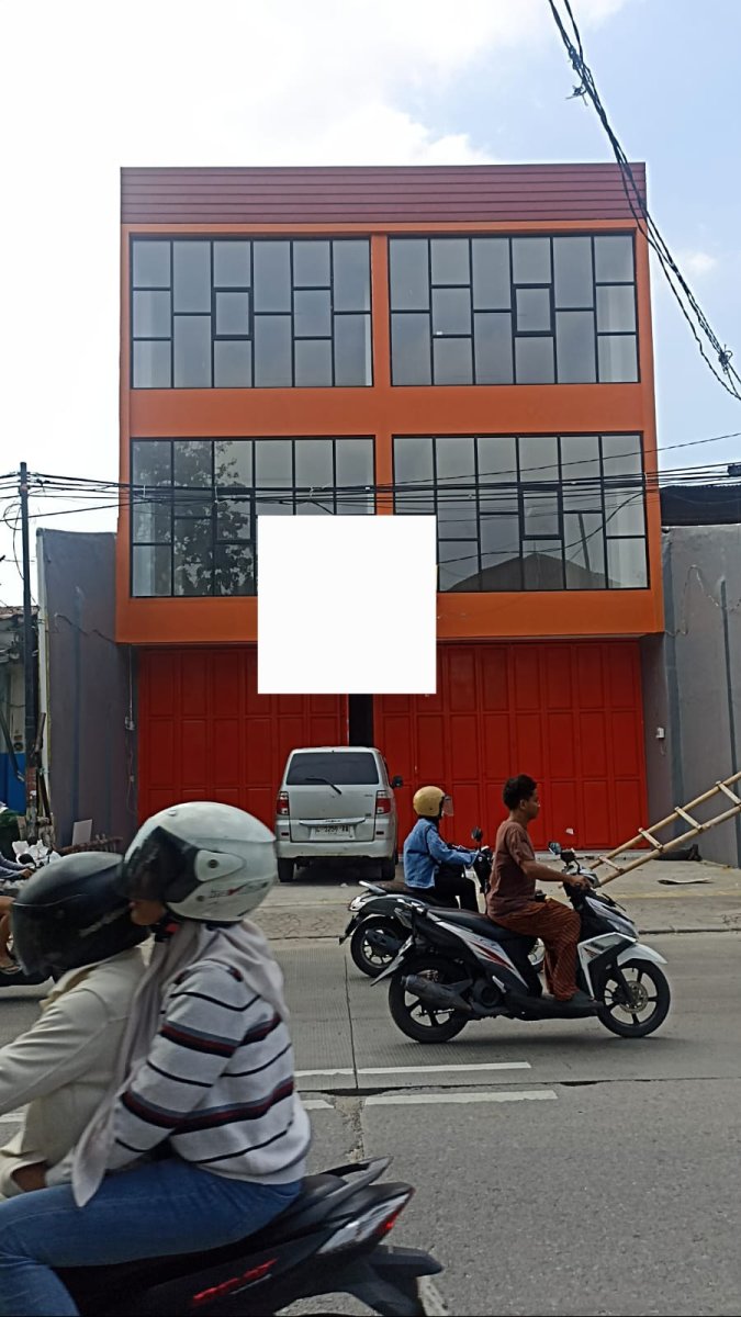Ruko Gandeng bangunan baru dengan lingkungan yang ramai di Plumpang Raya, Jakarta Utara