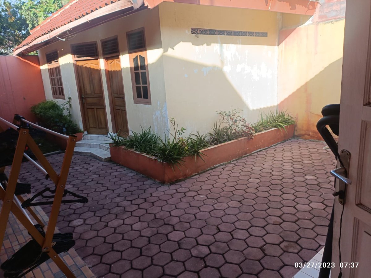 RUMAH BAGUS TERAWAT SIAP HUNI DI KOMPLEK JATIWARINGIN ASRI