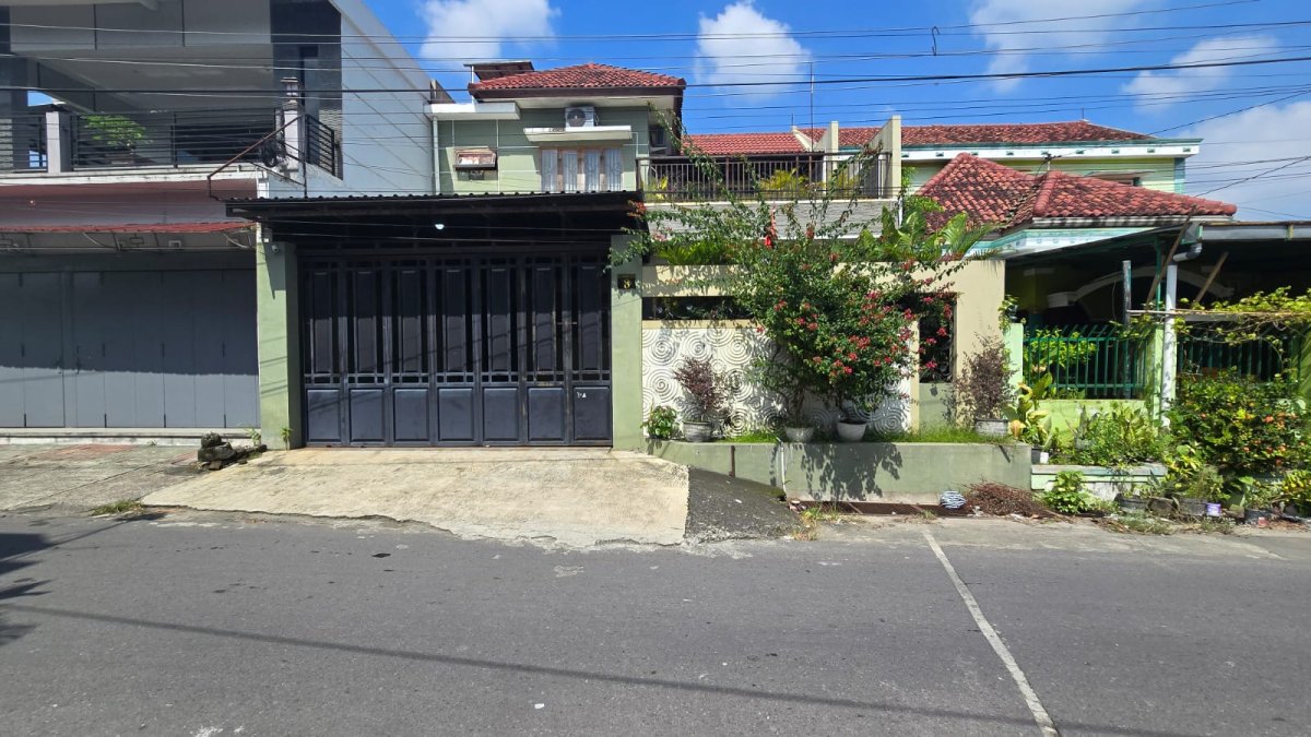 Rumah Mewah Siap Huni Mojosongo Jebres Solo, 4 KT, Rooftop, Ruang Karaoke, LT 203 m² Strategis Dekat RS & Pusat Kota