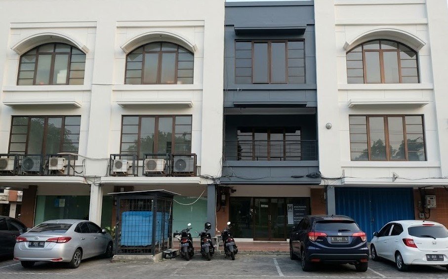 Disewakan Ruko 3 Lantai Strategis Sebelah BCA Lokasi @Juanda Business Center Sidoarjo