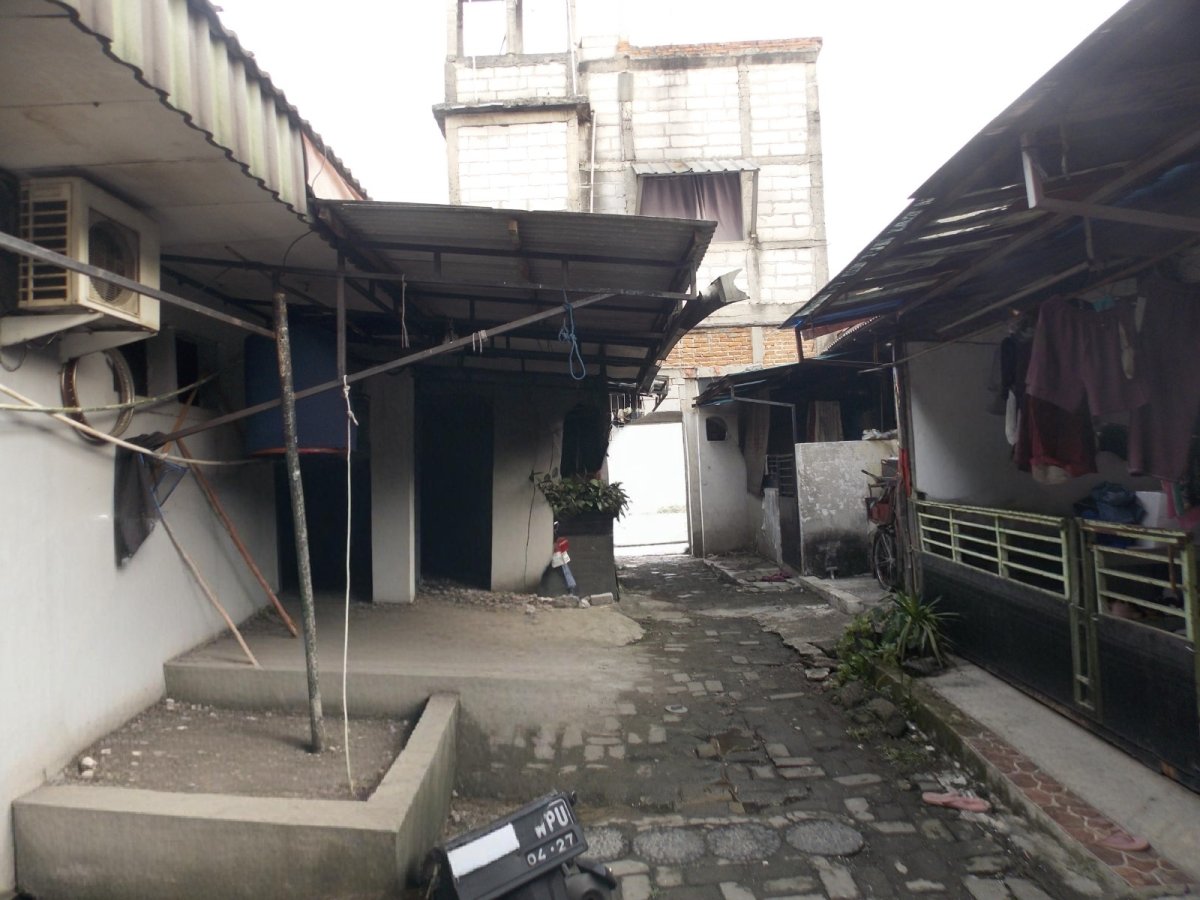 Dijual rumah hitung tanah pinggir jalan di ciputat Tangerang selatan