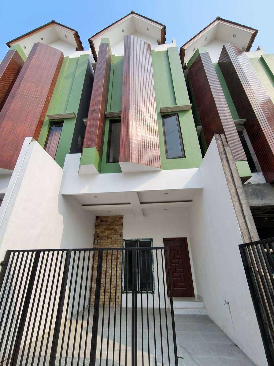 Dijual Cepat: Rumah Baru 3 Lantai Siap Huni di Matraman, Rp 1.8 M SHM