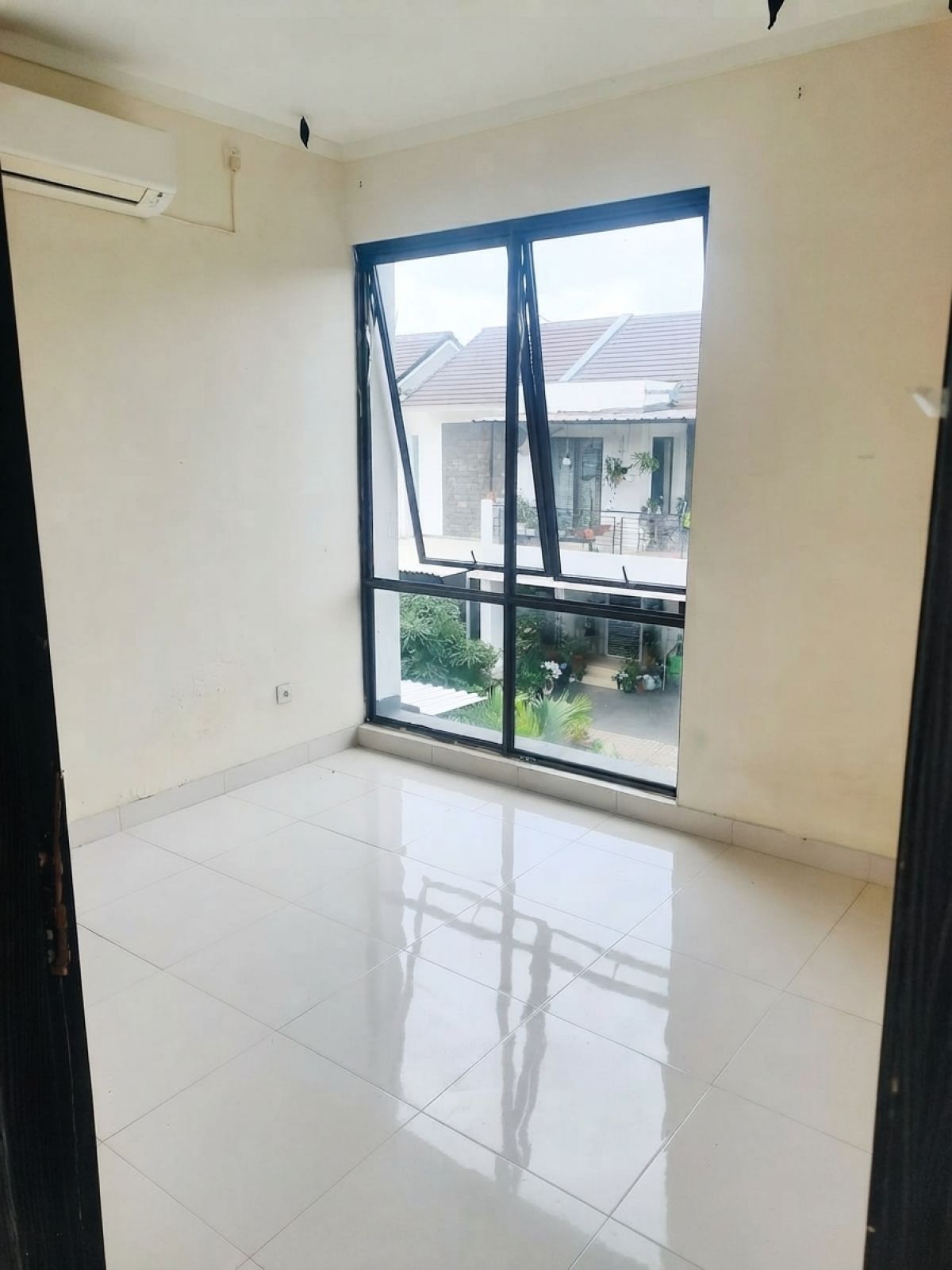 Dijual Rumah Siap Huni 2 Lantai Posisi Hook di Graha Raya Bintaro, Tangerang Selatan - Foto 8