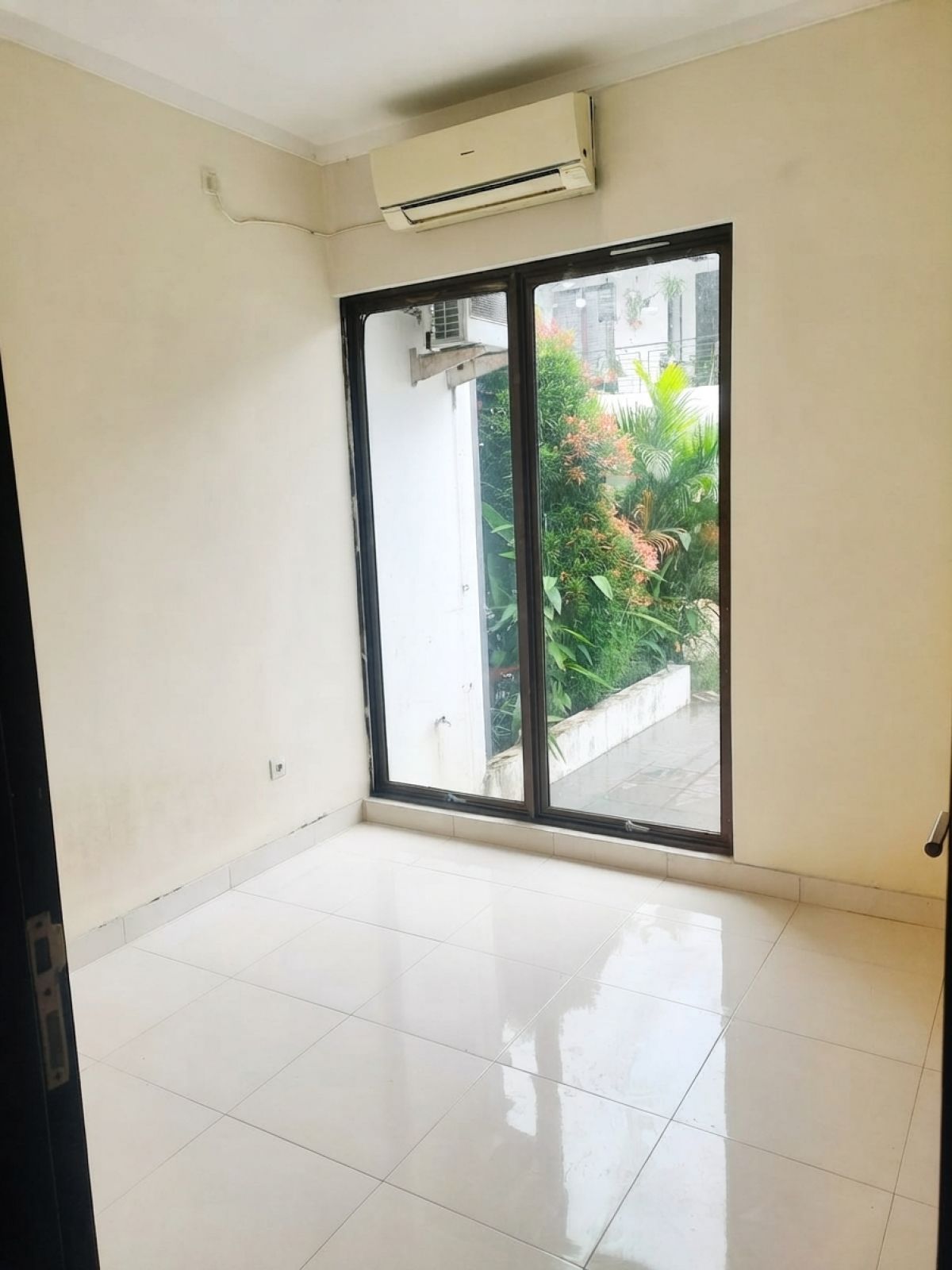 Dijual Rumah Siap Huni 2 Lantai Posisi Hook di Graha Raya Bintaro, Tangerang Selatan - Foto 9
