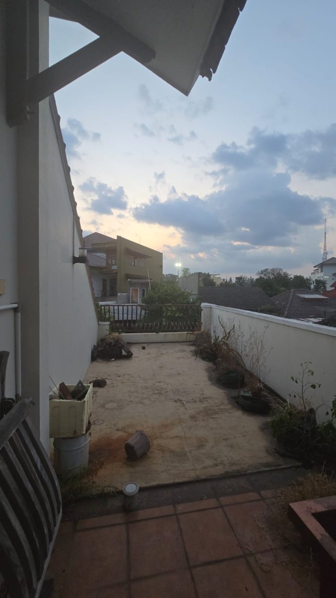 Rumah bagus siap pakai nuansa jawa classic di manahan mangkubumen banjarsari solo - Foto 11