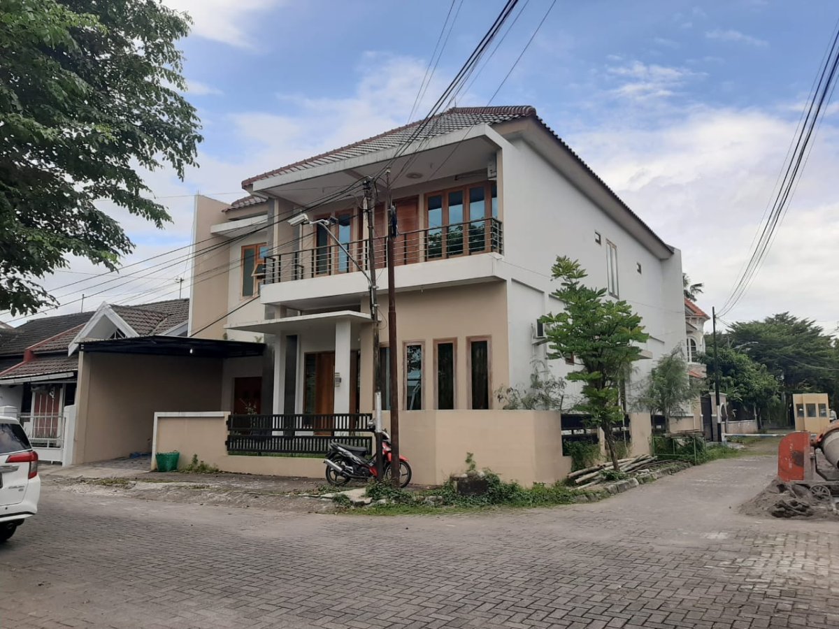 Disewakan rumah bagus 2 lantai dekat The Park & Pakuwon Mall Solo Baru